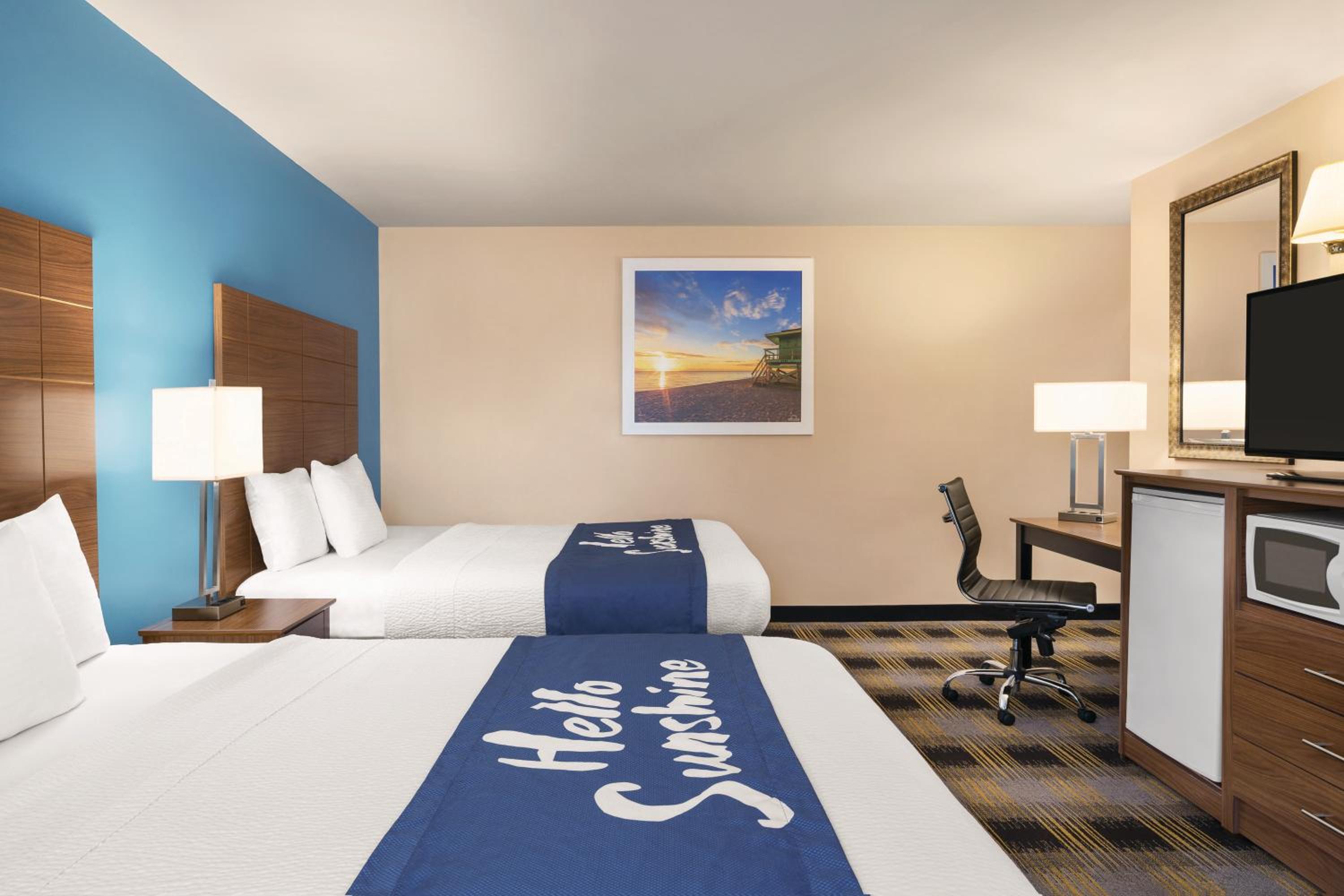 Queen Room with Two Queen Beds - Non-Smoking - Photo 4