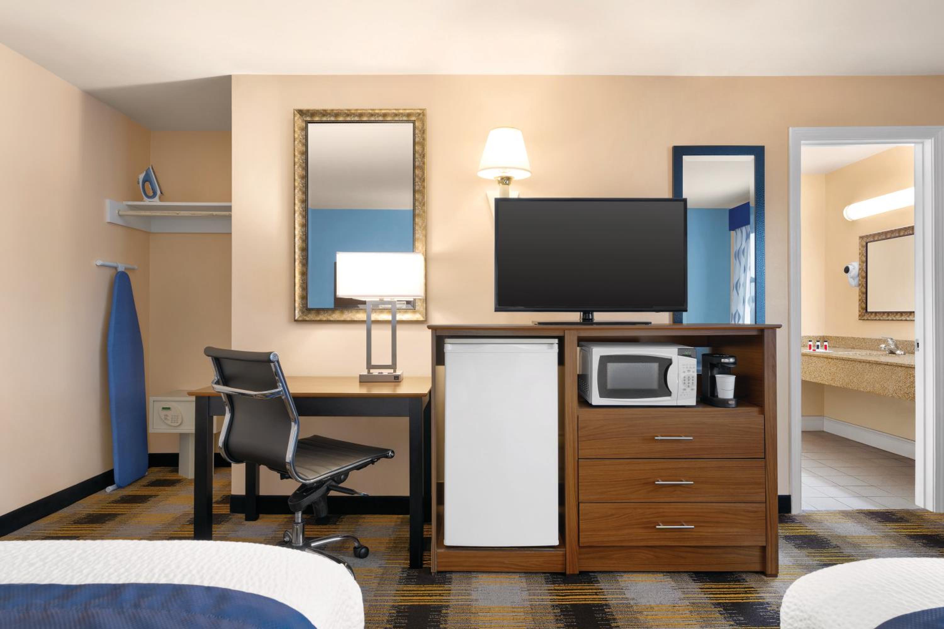 Queen Room with Two Queen Beds - Non-Smoking - Photo 1