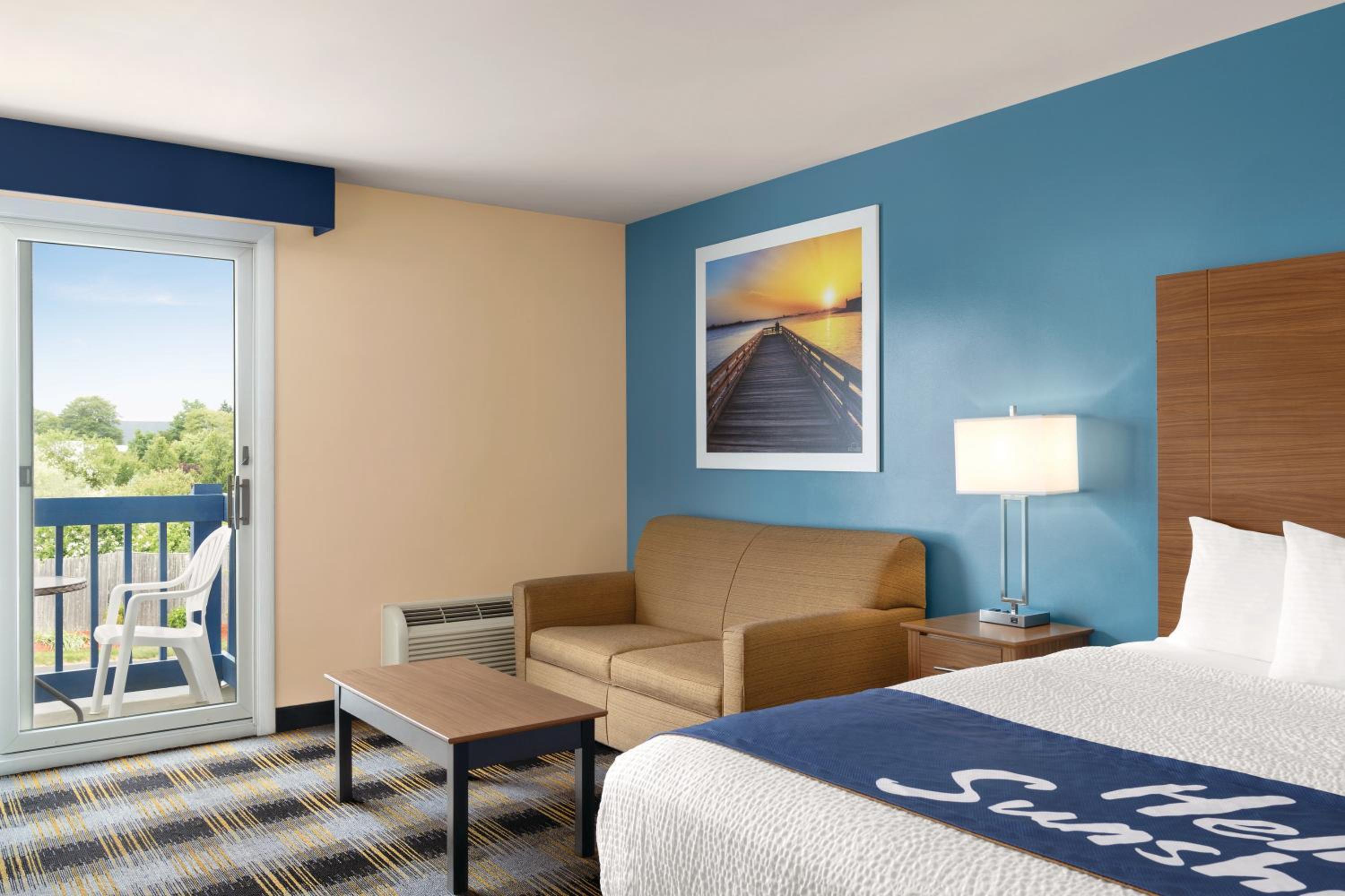 Deluxe King Room - Non-Smoking - Photo 3