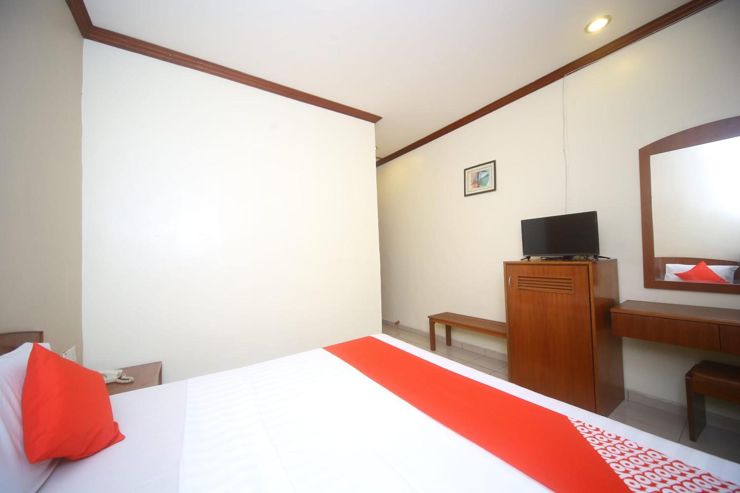 Deluxe King Room - Photo 2