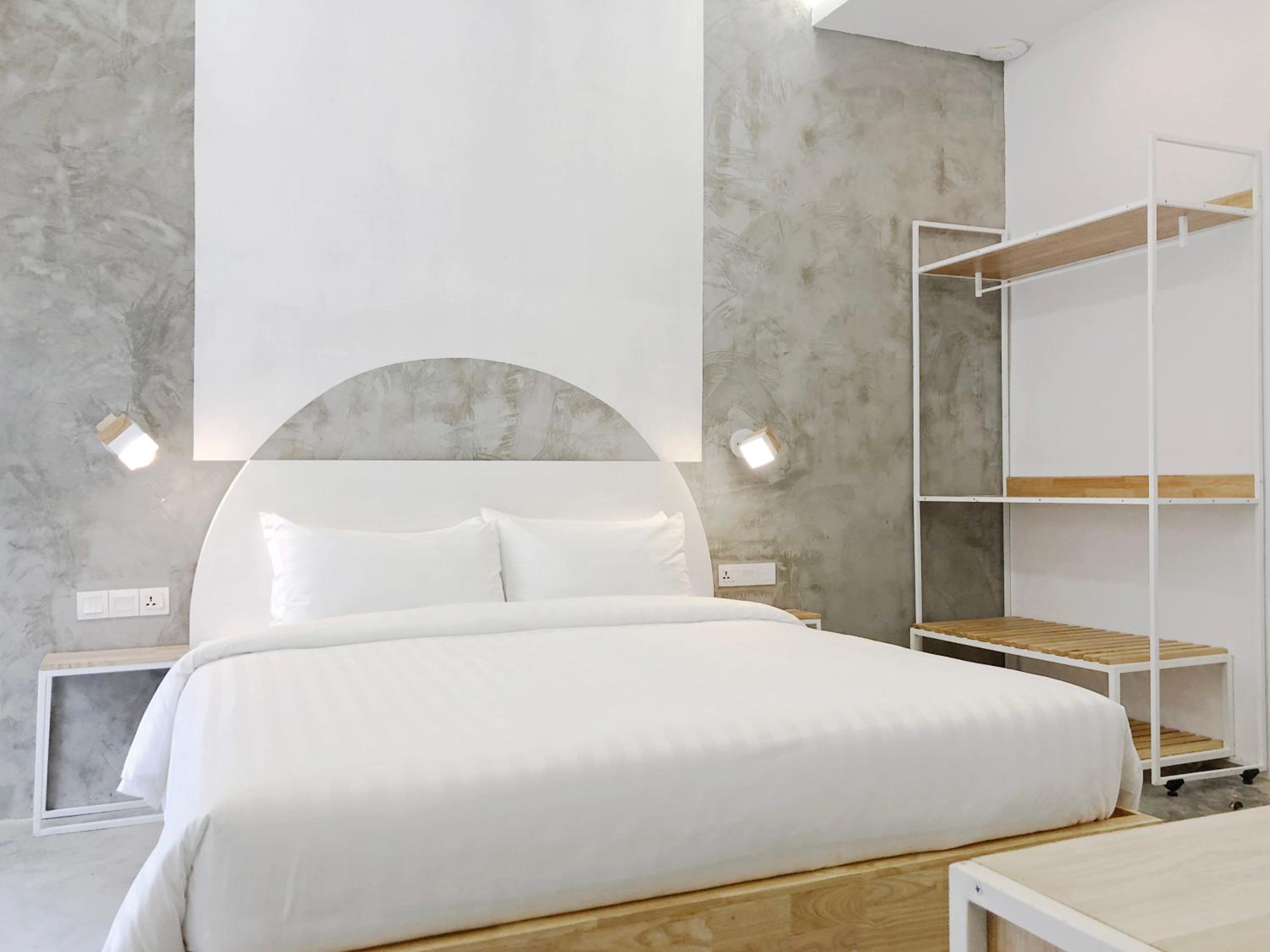 King Room with Balcony - Photo 6