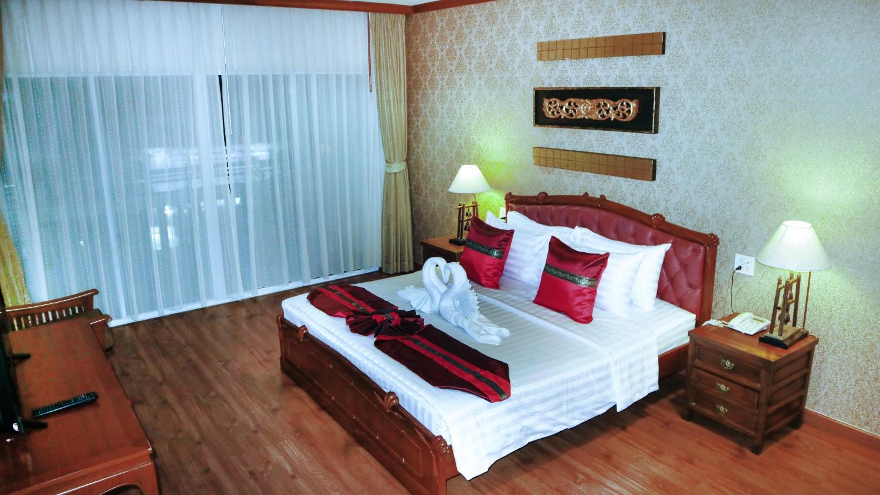 One-Bedroom Suite - Photo 2