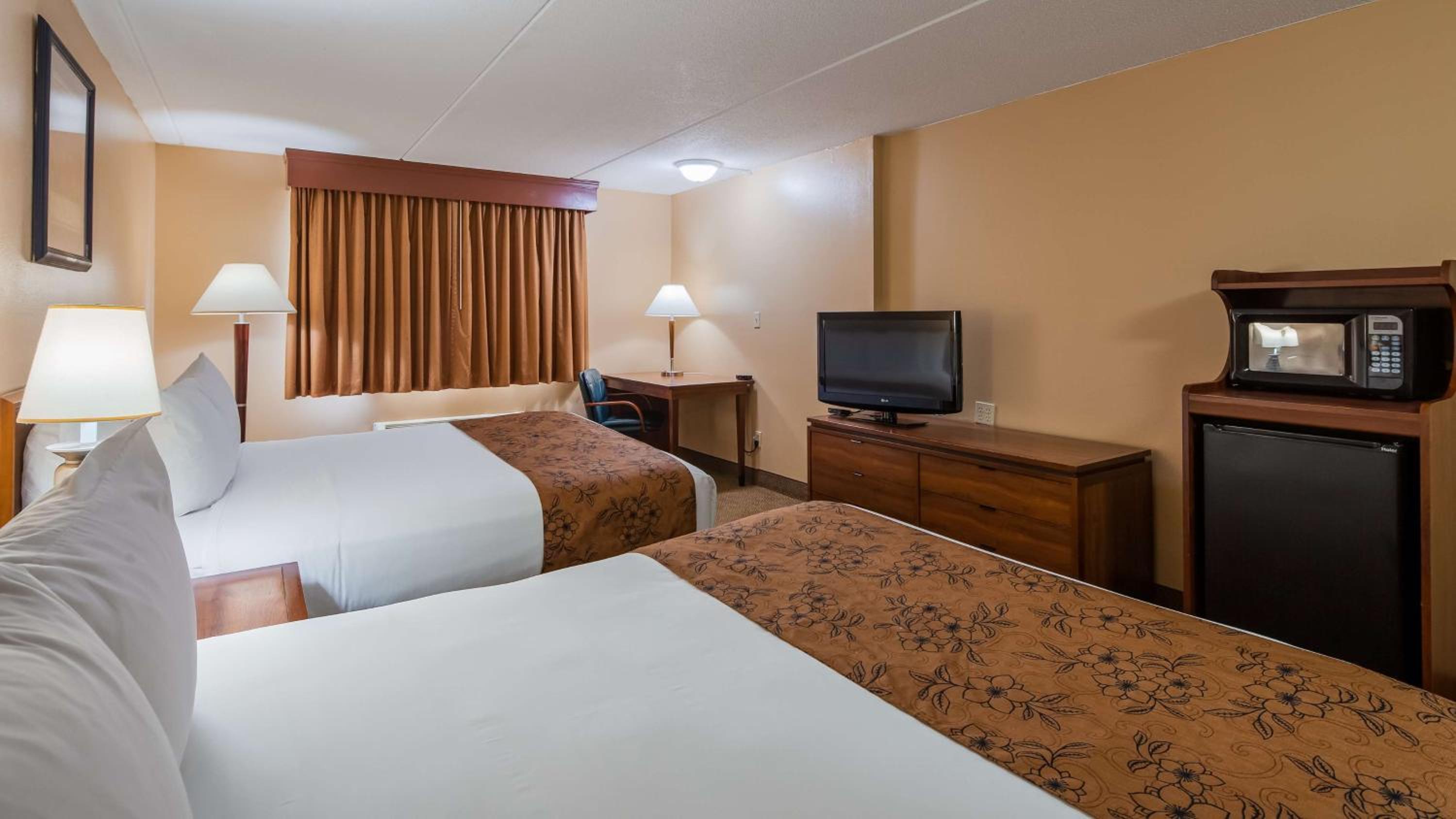 Queen Room With Two Queen Beds And Bath Tub - Mobility Accessible/Non-Smoking photo 2