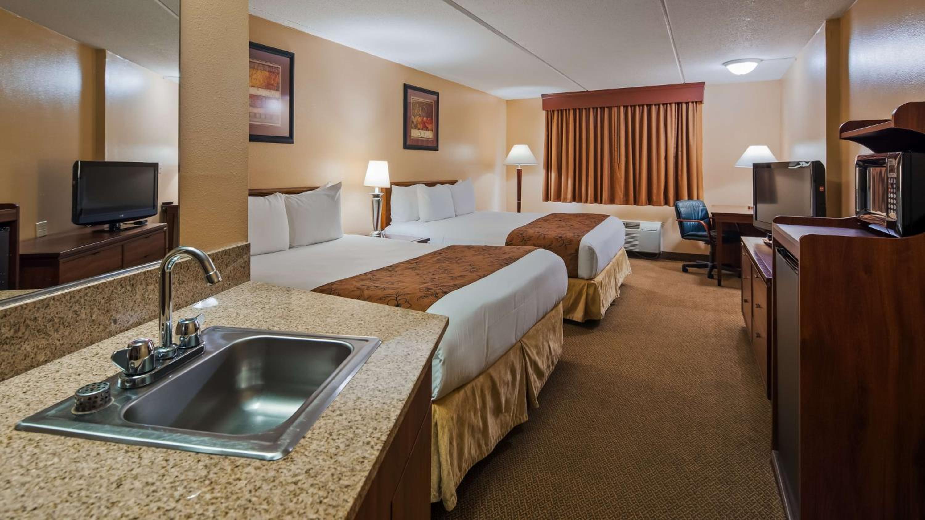 Queen Room With Two Queen Beds And Bath Tub - Mobility Accessible/Non-Smoking photo 3