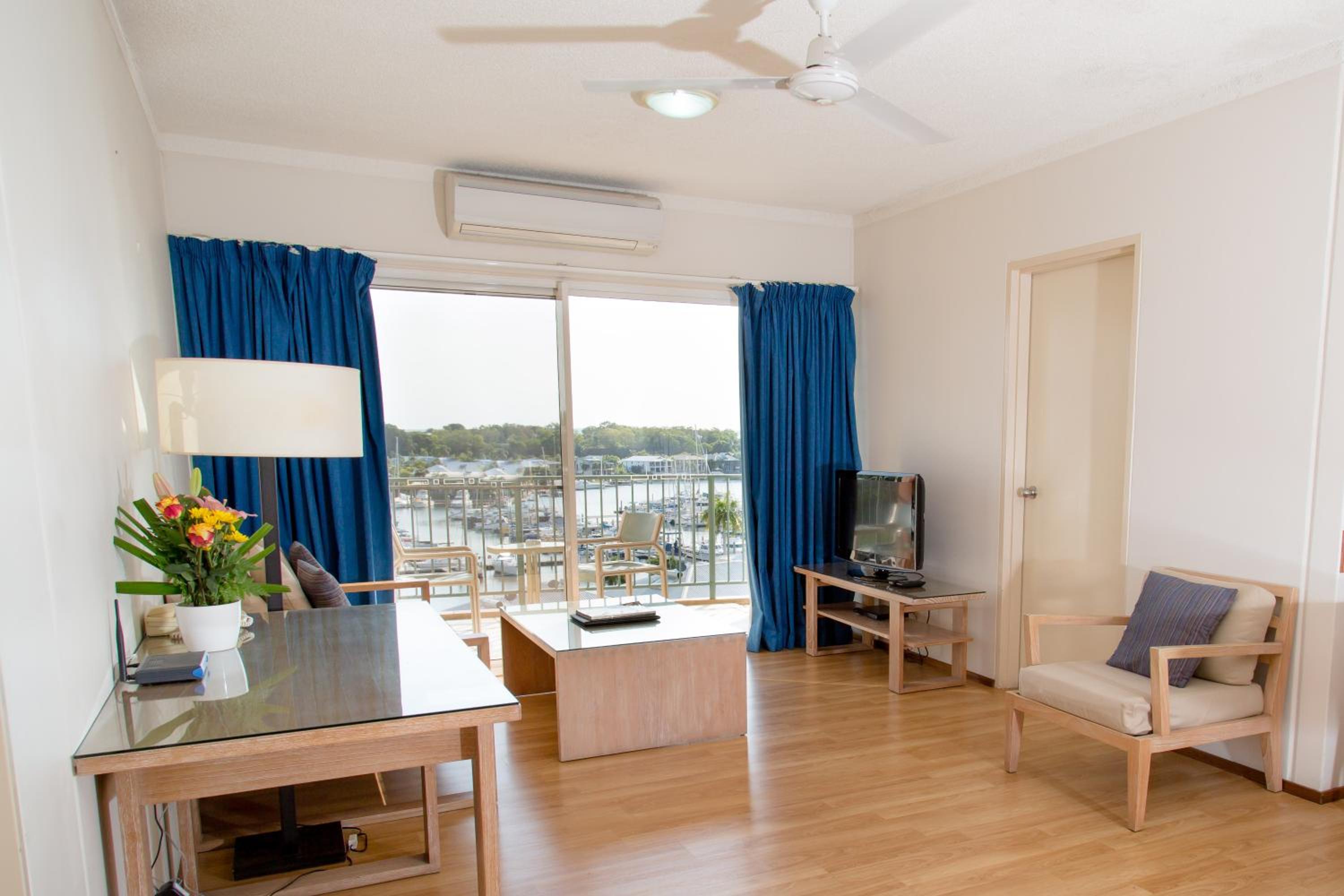 Premium One Bedroom Apartment Water Views includes Free Parking & Wifi