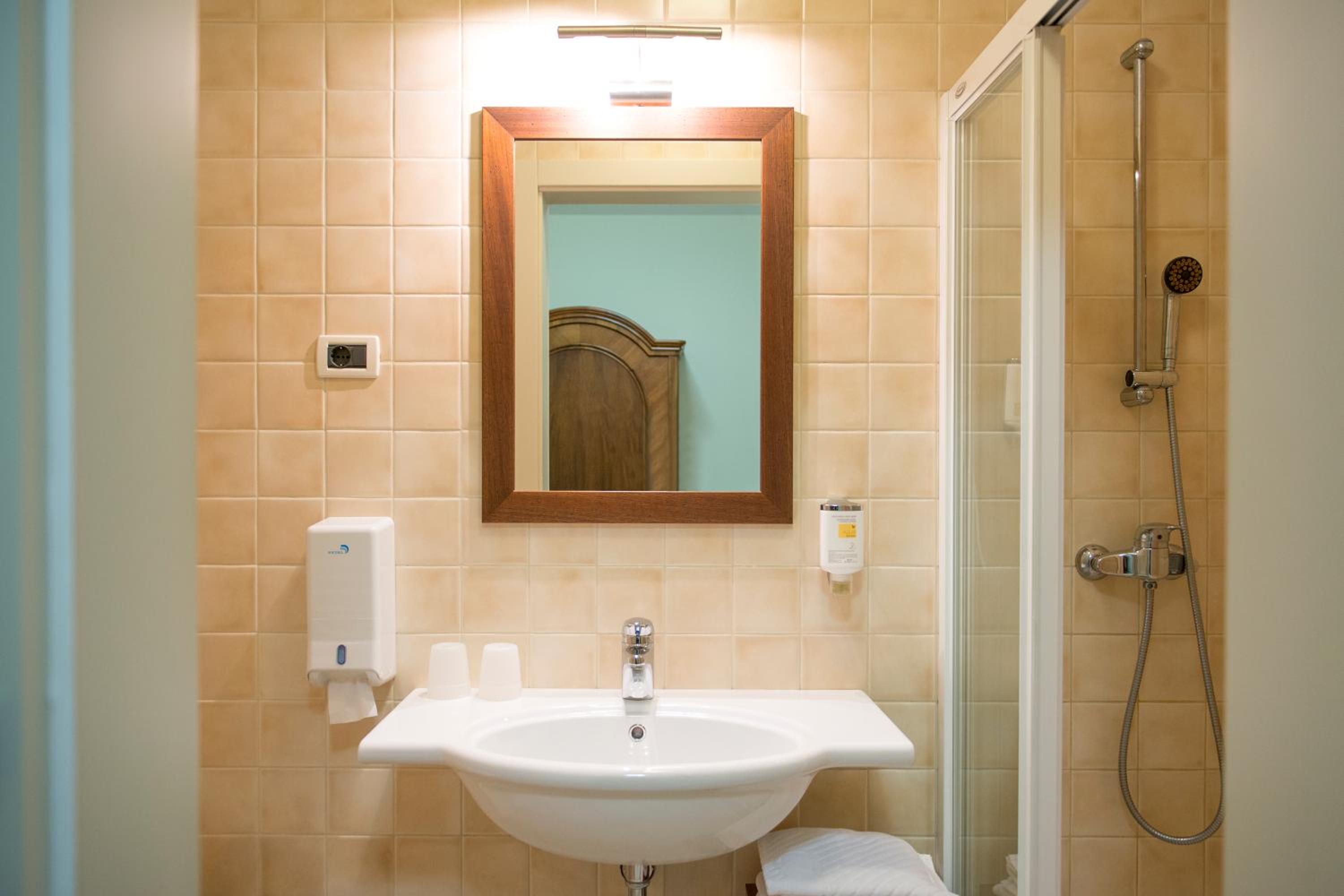 Apartment with Shower - Photo 4