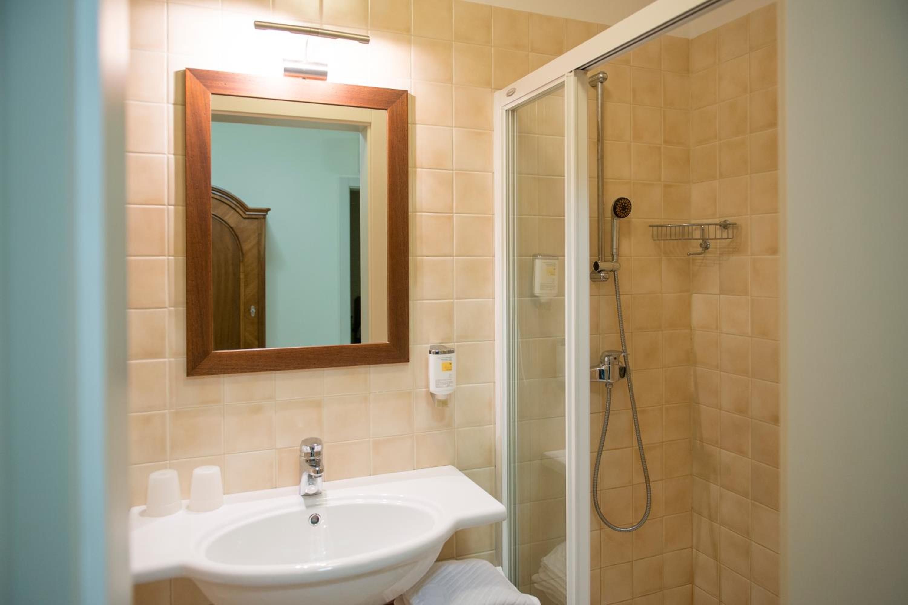Apartment with Shower - Photo 7
