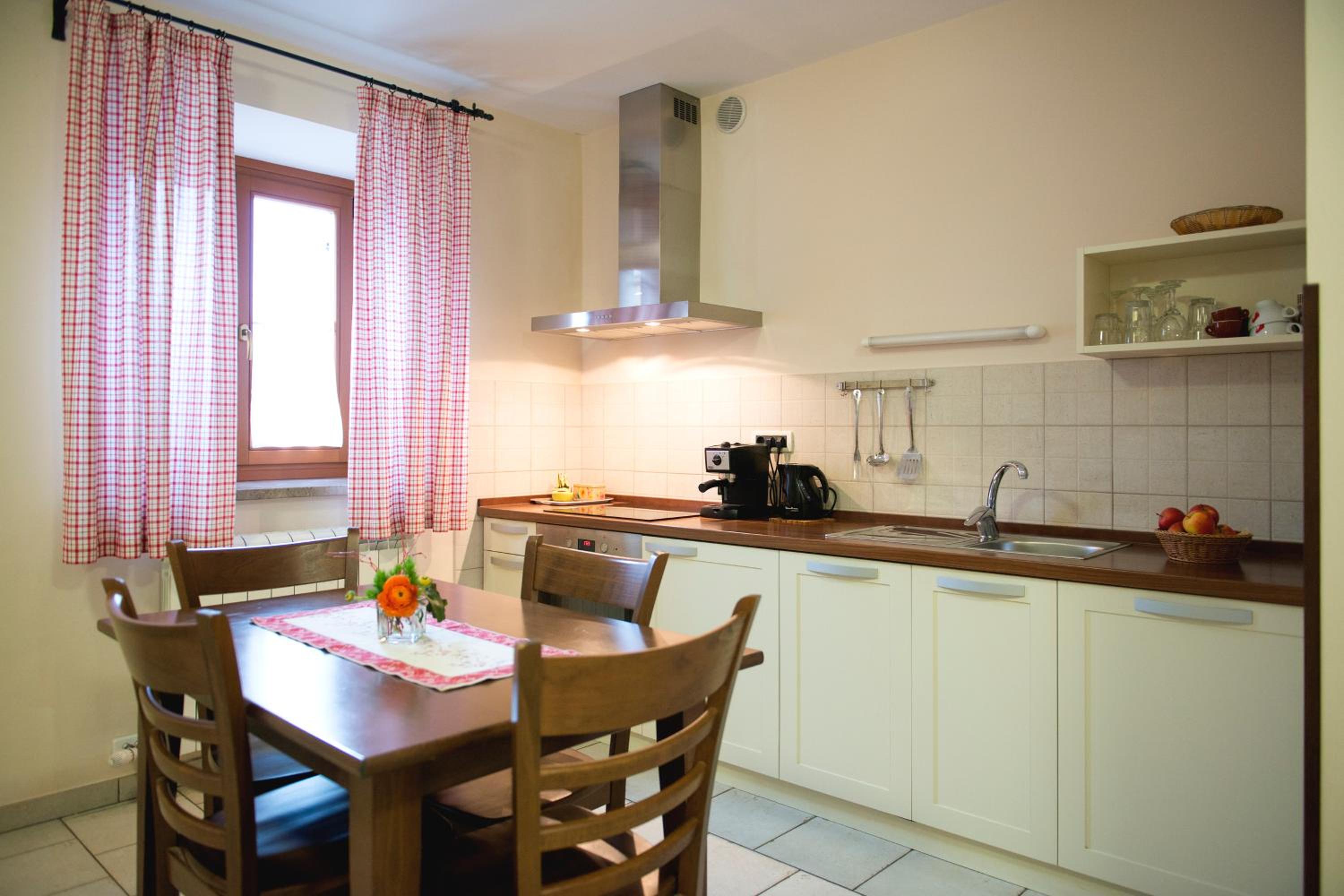 One-Bedroom Apartment - Photo 2