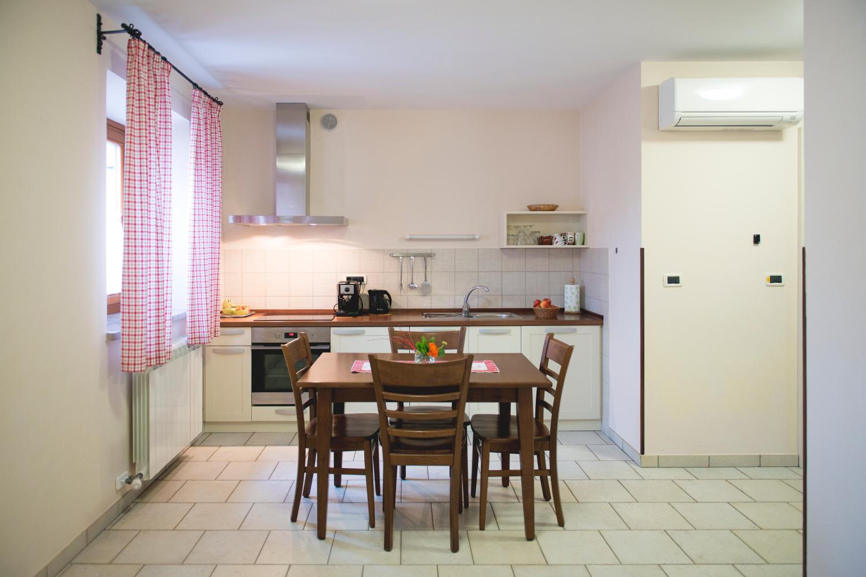 One-Bedroom Apartment - Photo 8