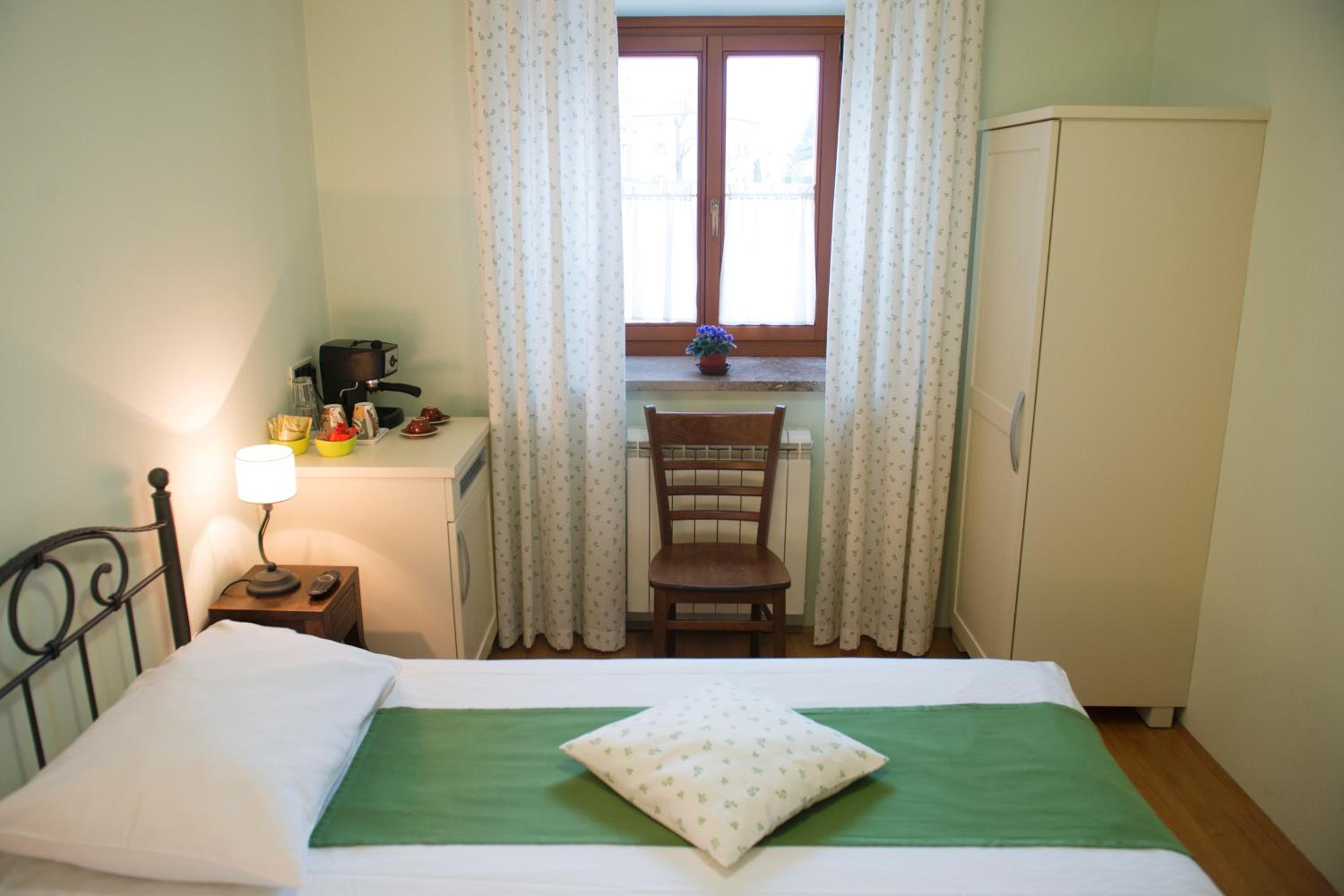 Twin Room with Bathroom - Photo 3