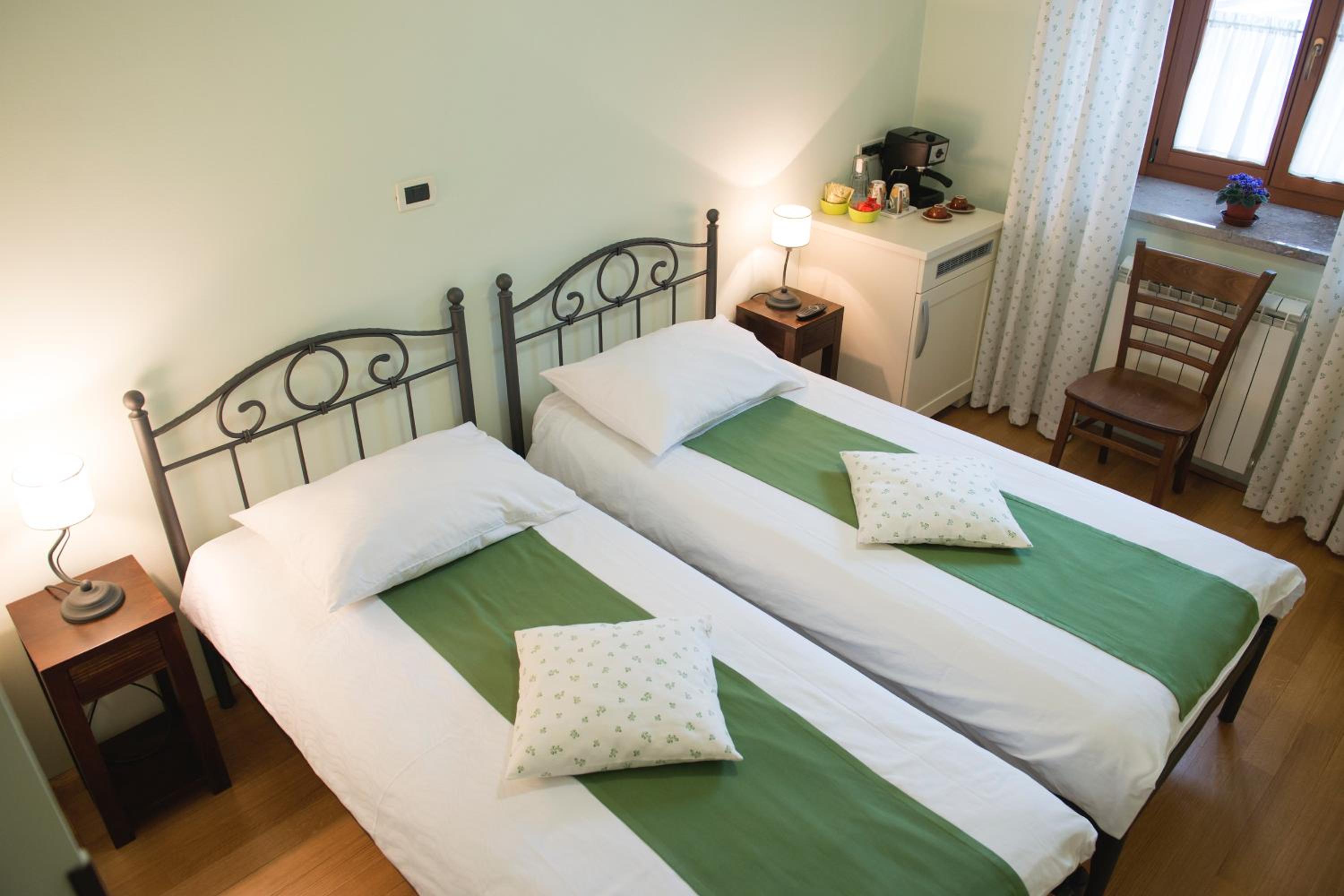 Twin Room with Bathroom - Photo 4