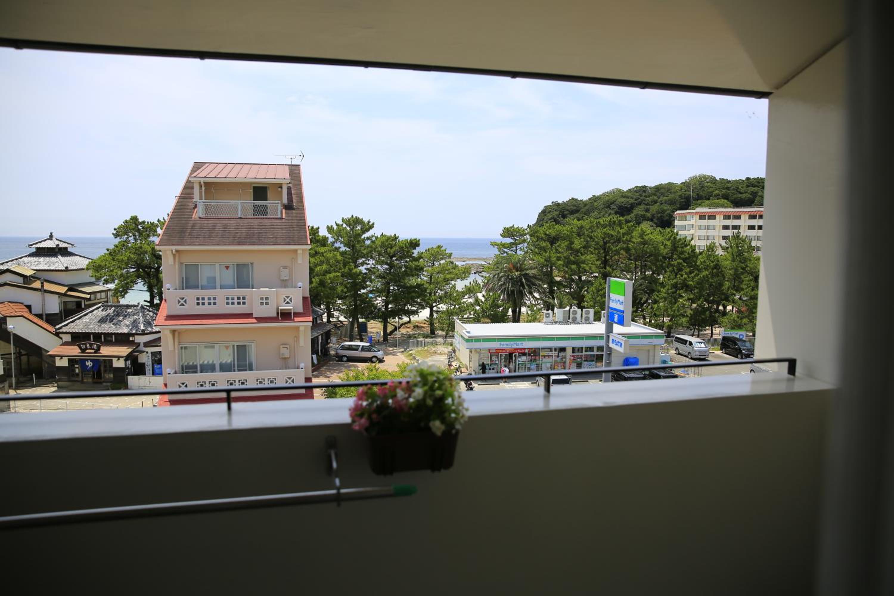 Twin Room with Sea View - Non-Smoking photo 3