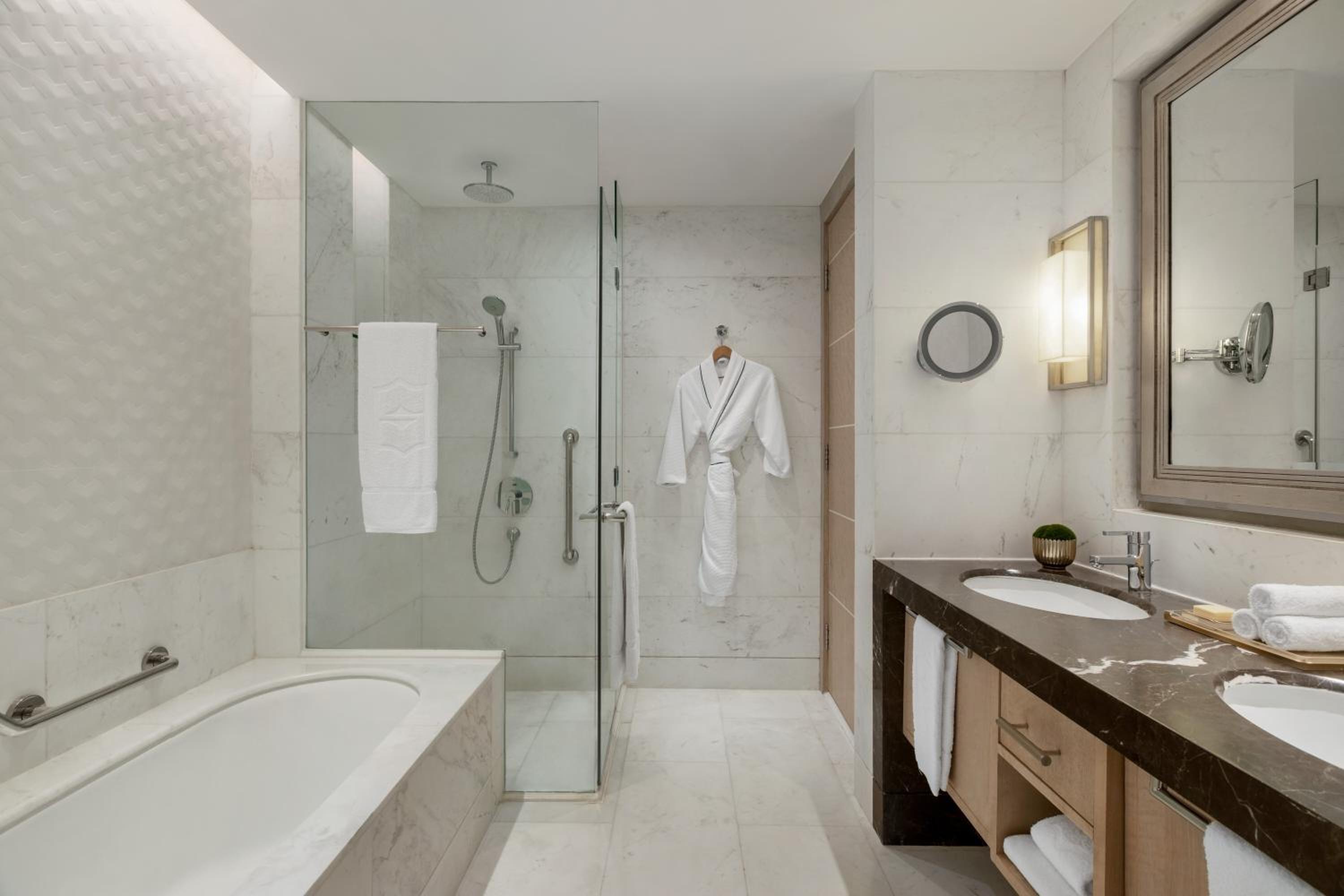 Premier Suite King - Photo 7