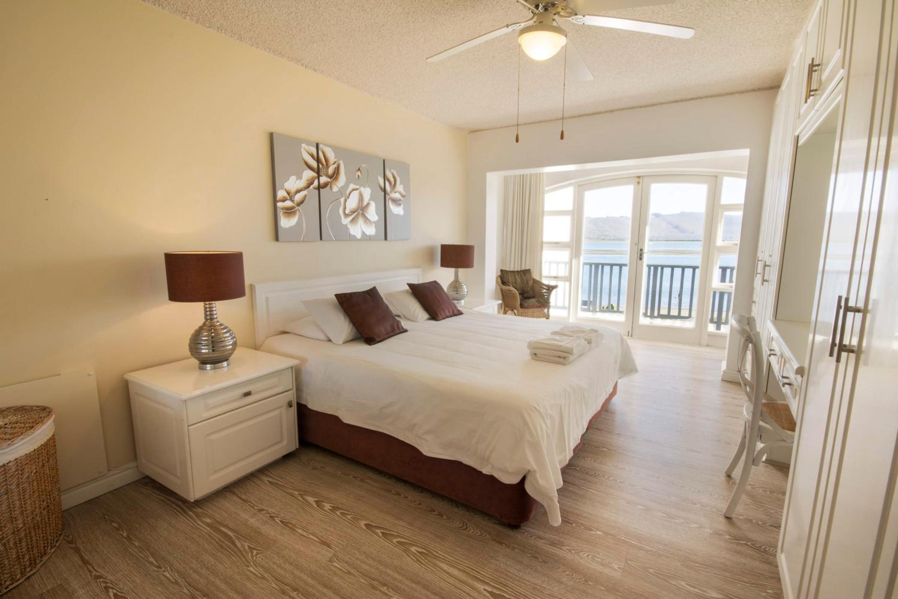 3 Bedroom 2 Bath Middle Floor photo 1