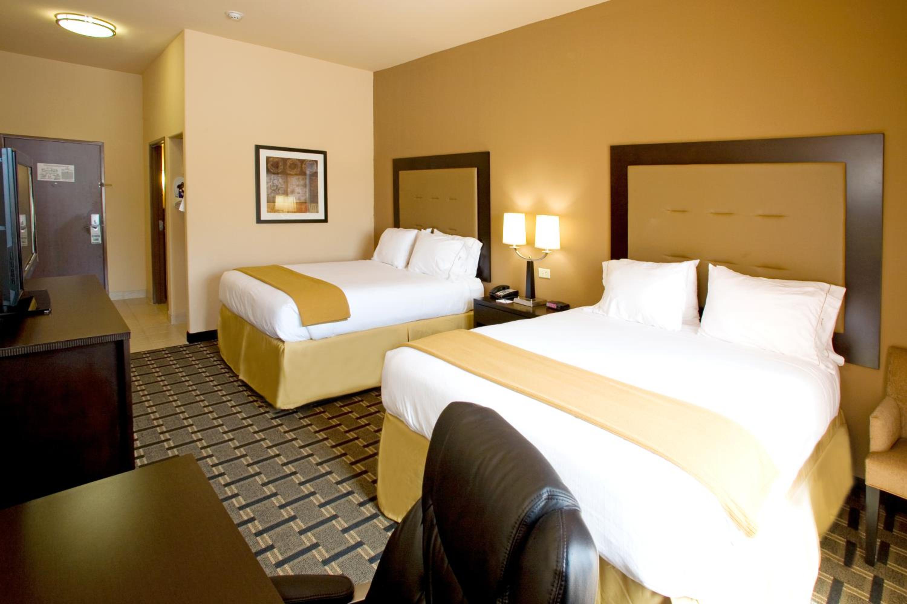 Standard Queen Room with Two Queen Beds - Extra Floor Space - Photo 8