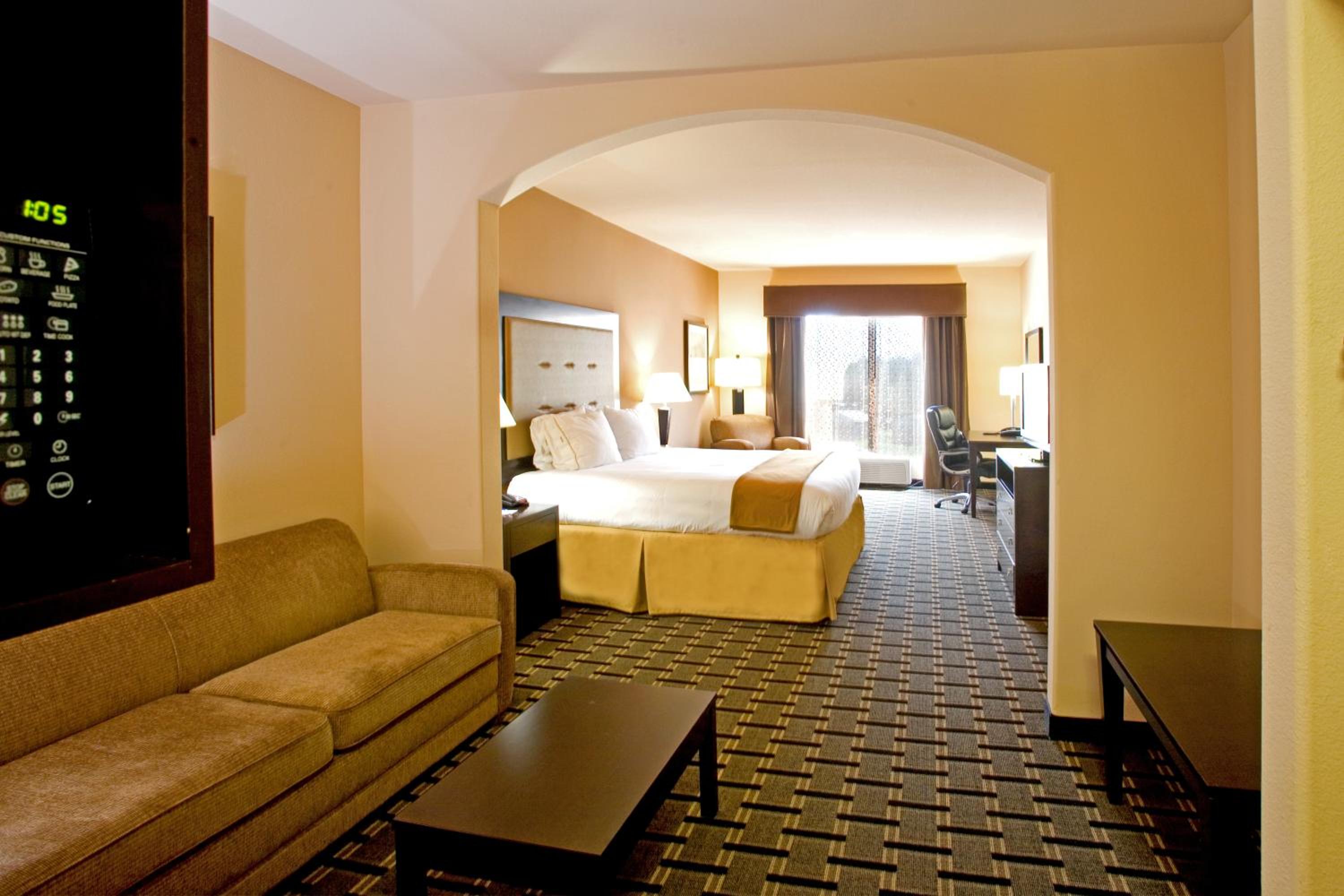 Queen Suite with Sofa Bed - Non-Smoking - Photo 1