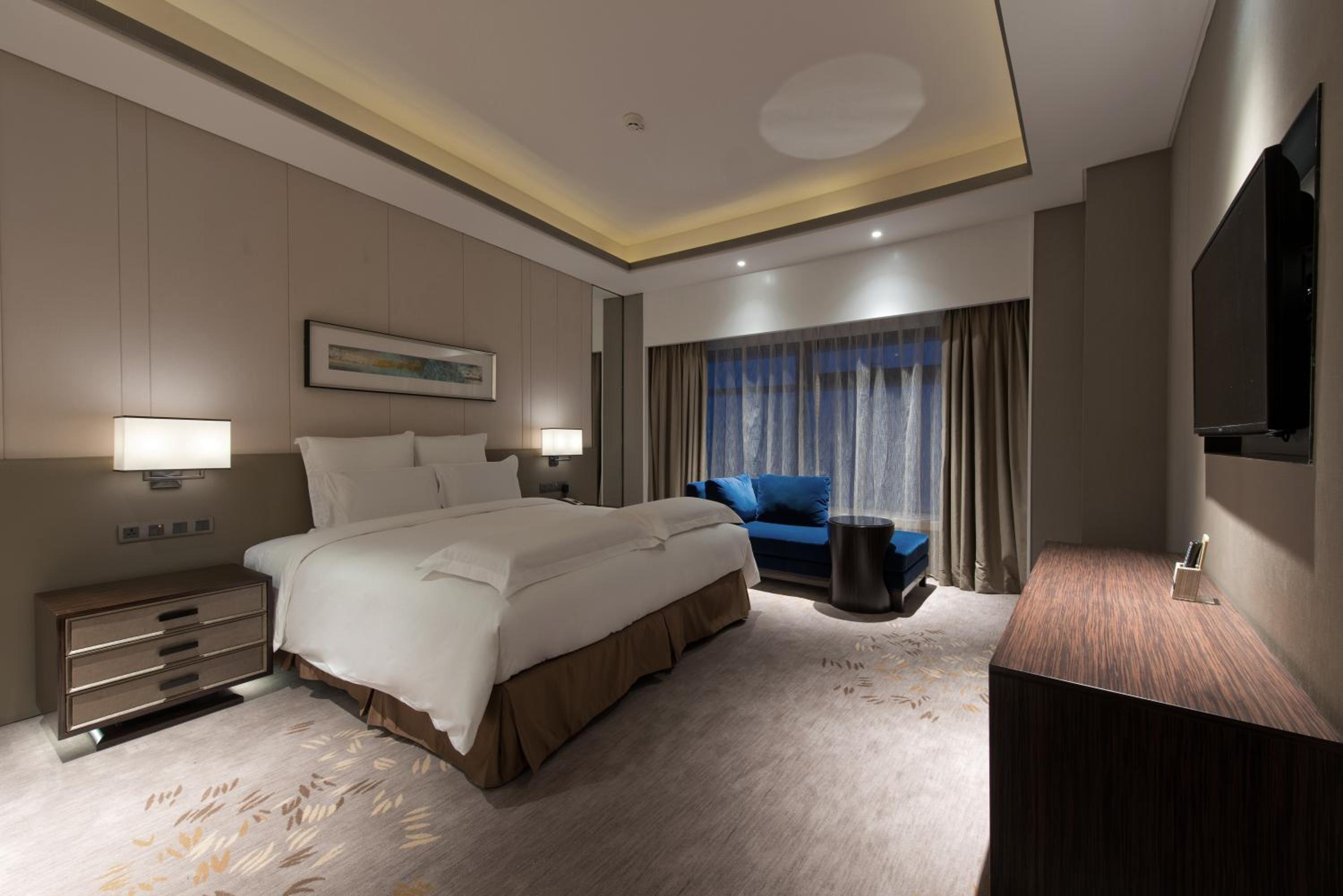 Deluxe King Suite with Lounge Access photo 1