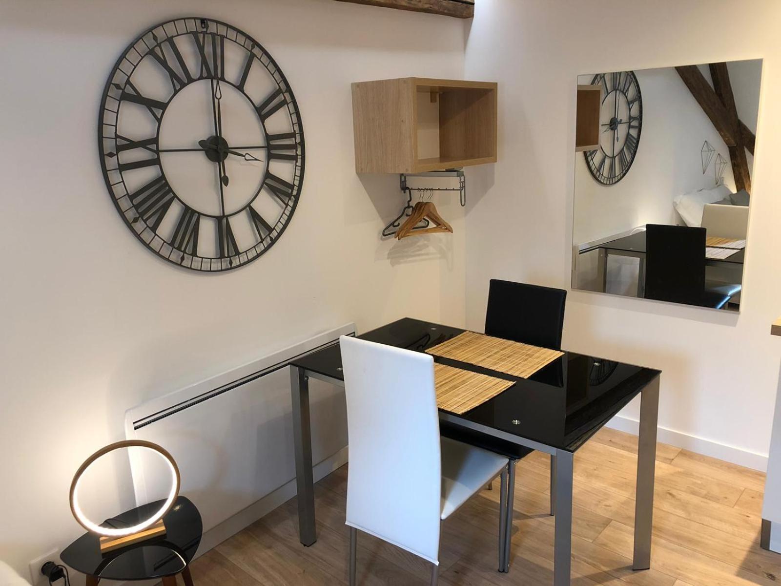 Studio Apartment - Photo 2