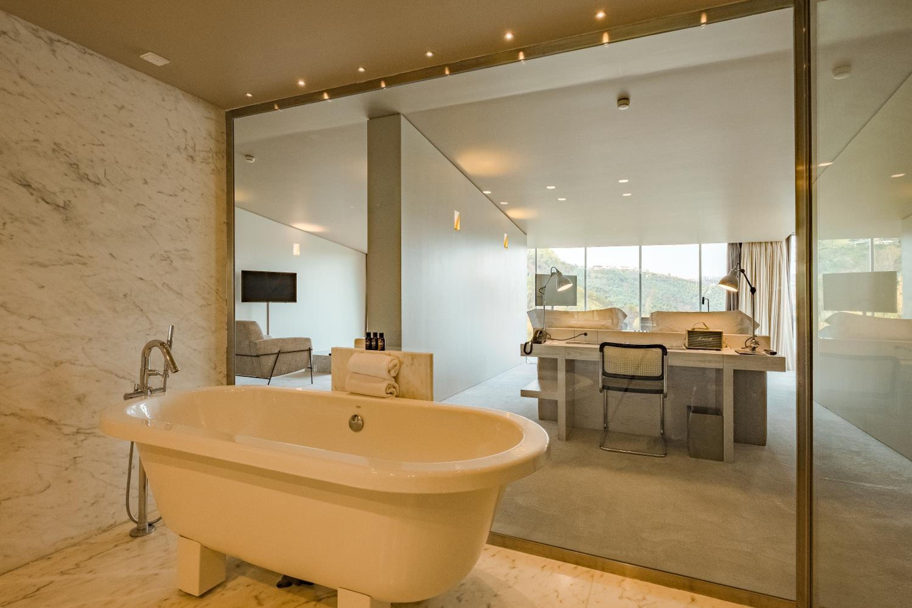 Superior Suite with River View - Photo 4
