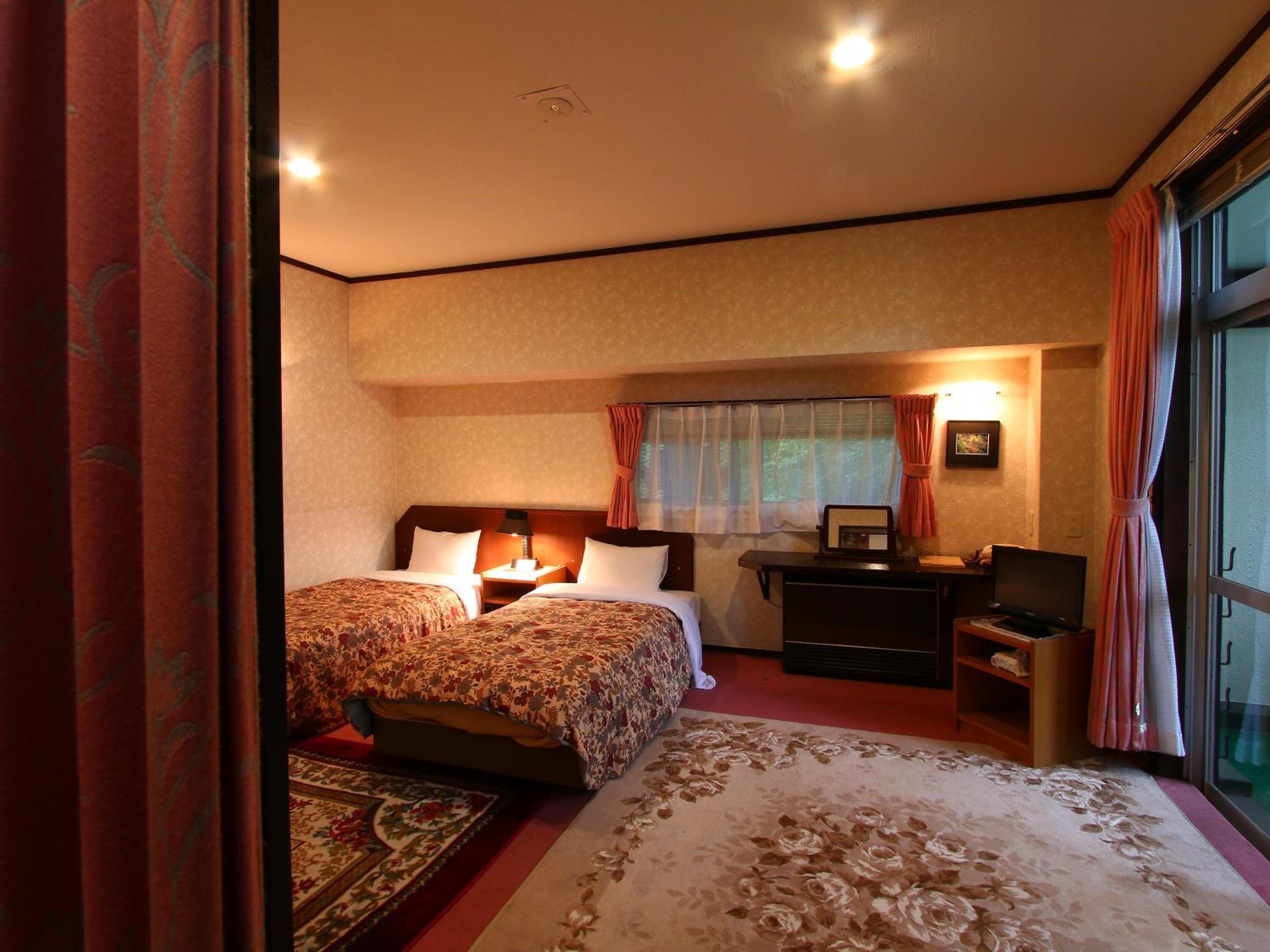 Twin Room - Photo 8