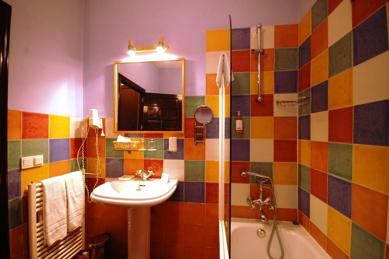 Double or Twin Room - Photo 9