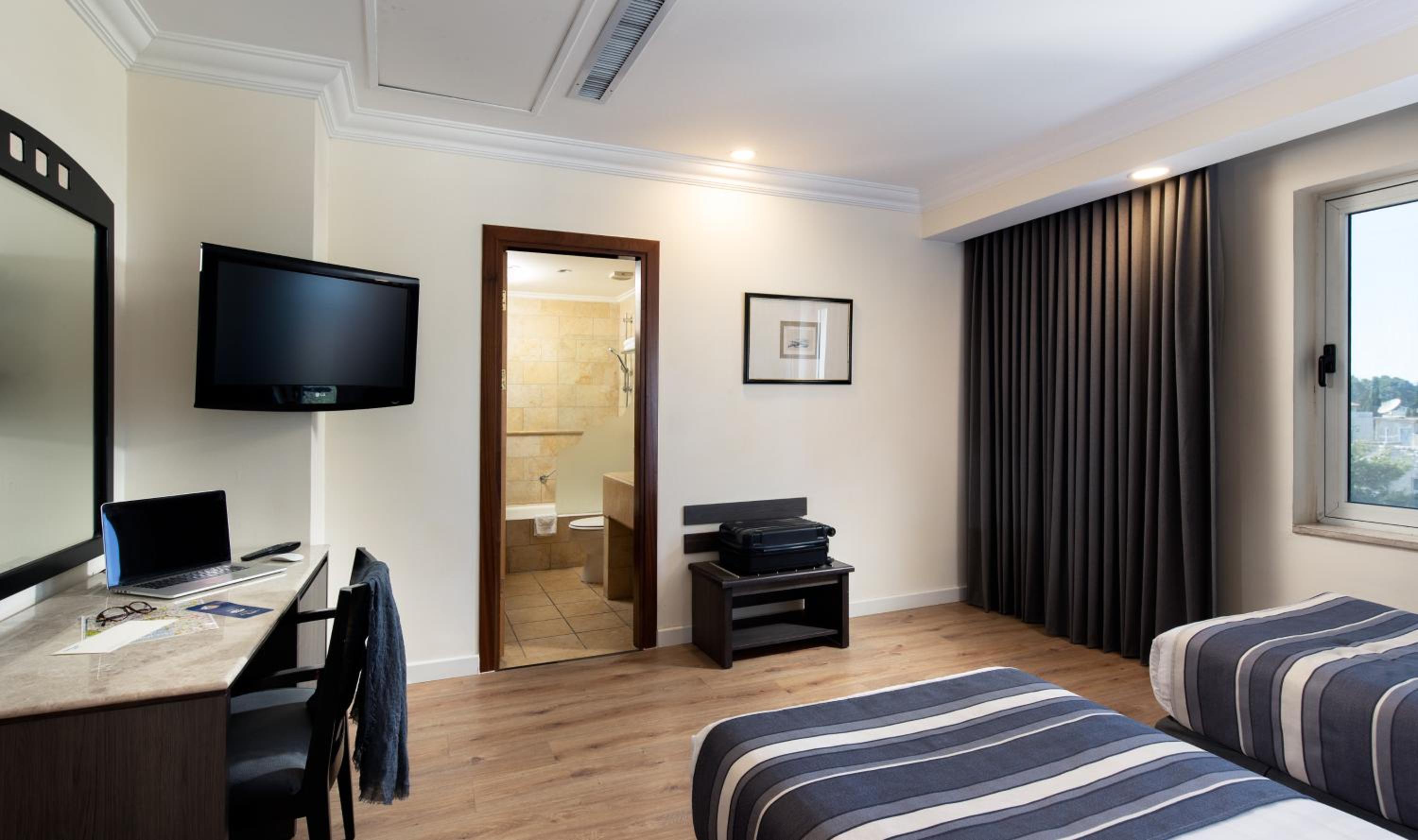 Standard Room, 2 Queen Beds photo 3