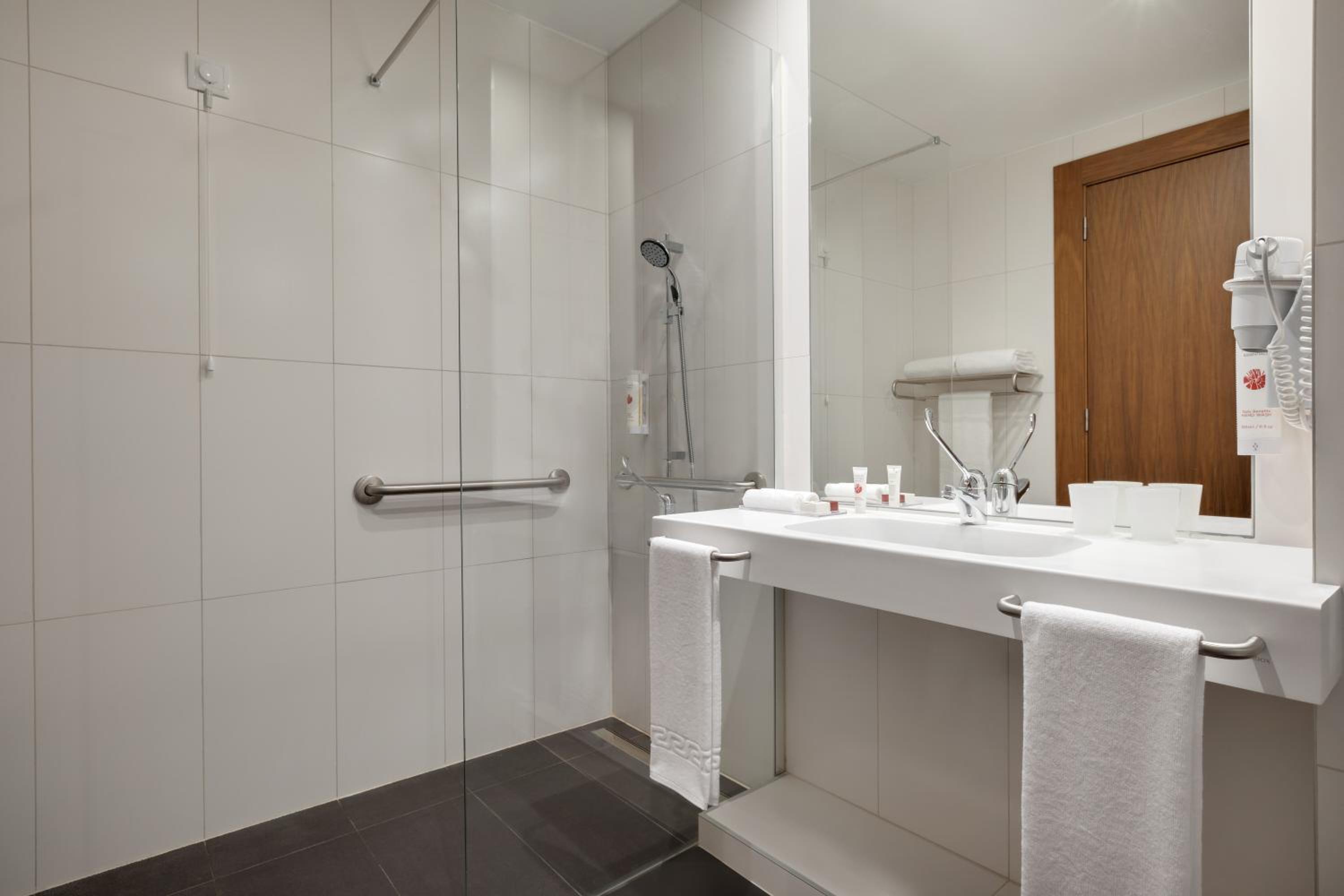 1 Queen Bed, Mobility Accessible Room, City View, Non-Smoking - Photo 2