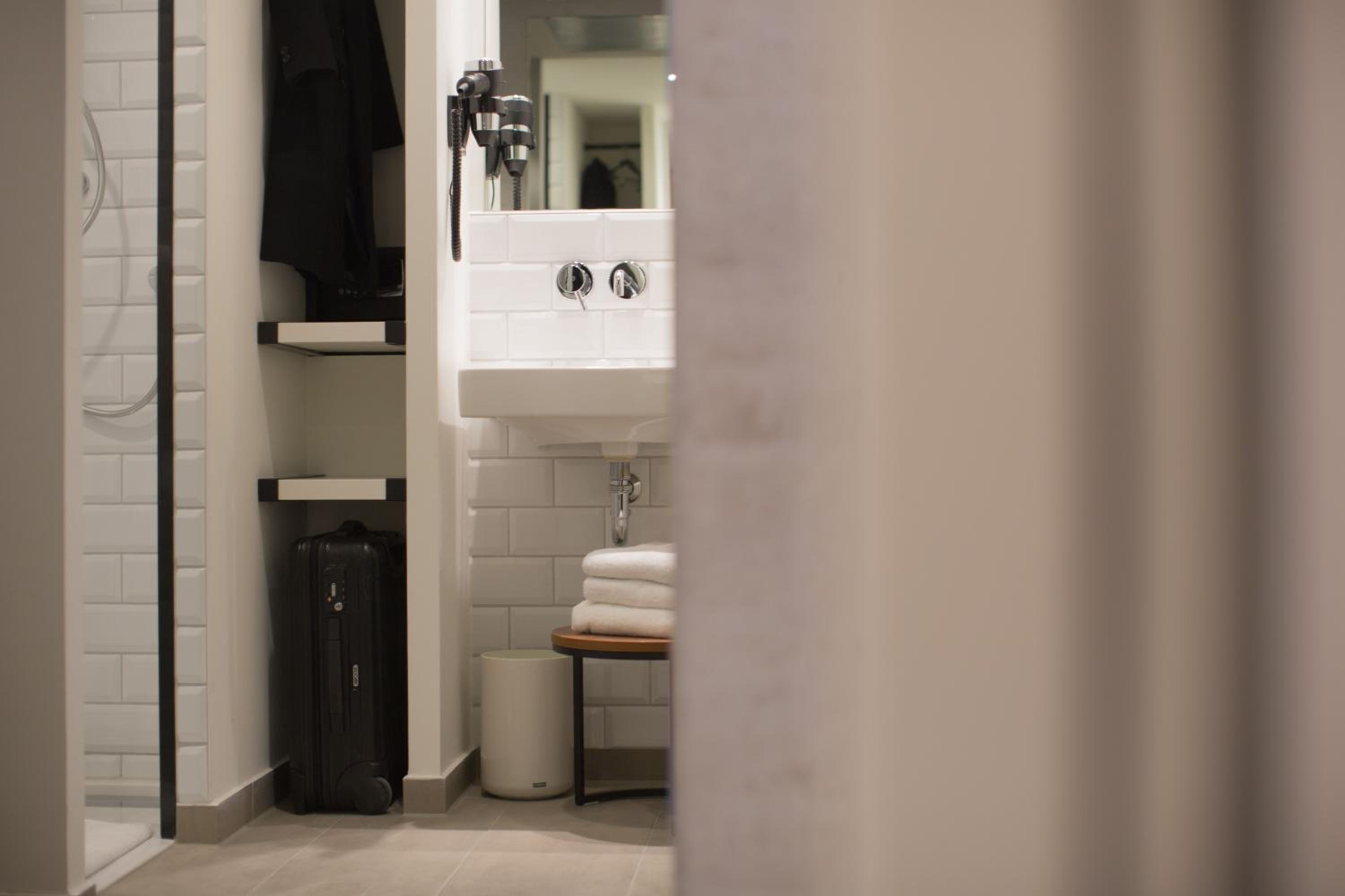 Double Room thumbnail 5