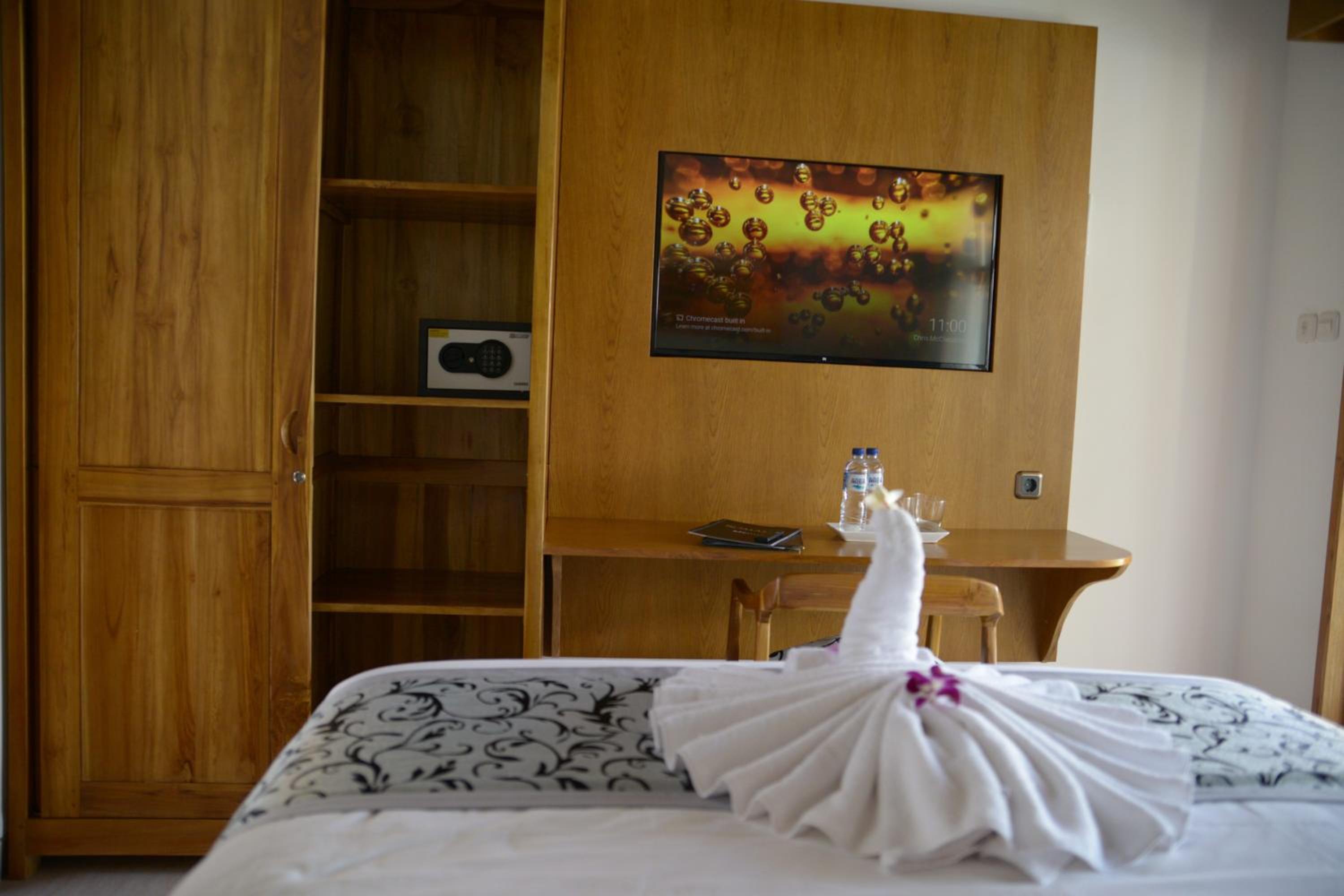 Suite with Pool View - Photo 7