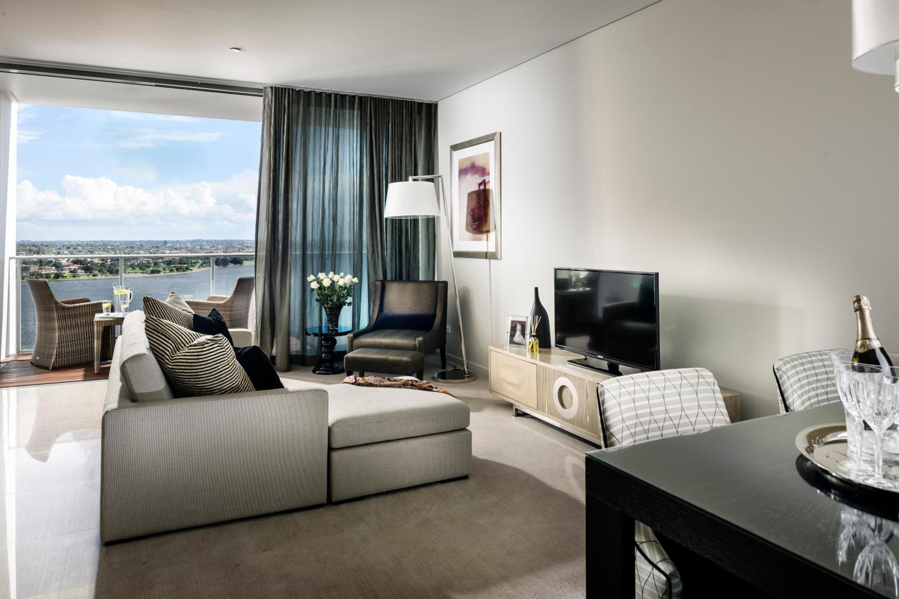 Premier One-Bedroom Apartment With Balcony photo 1