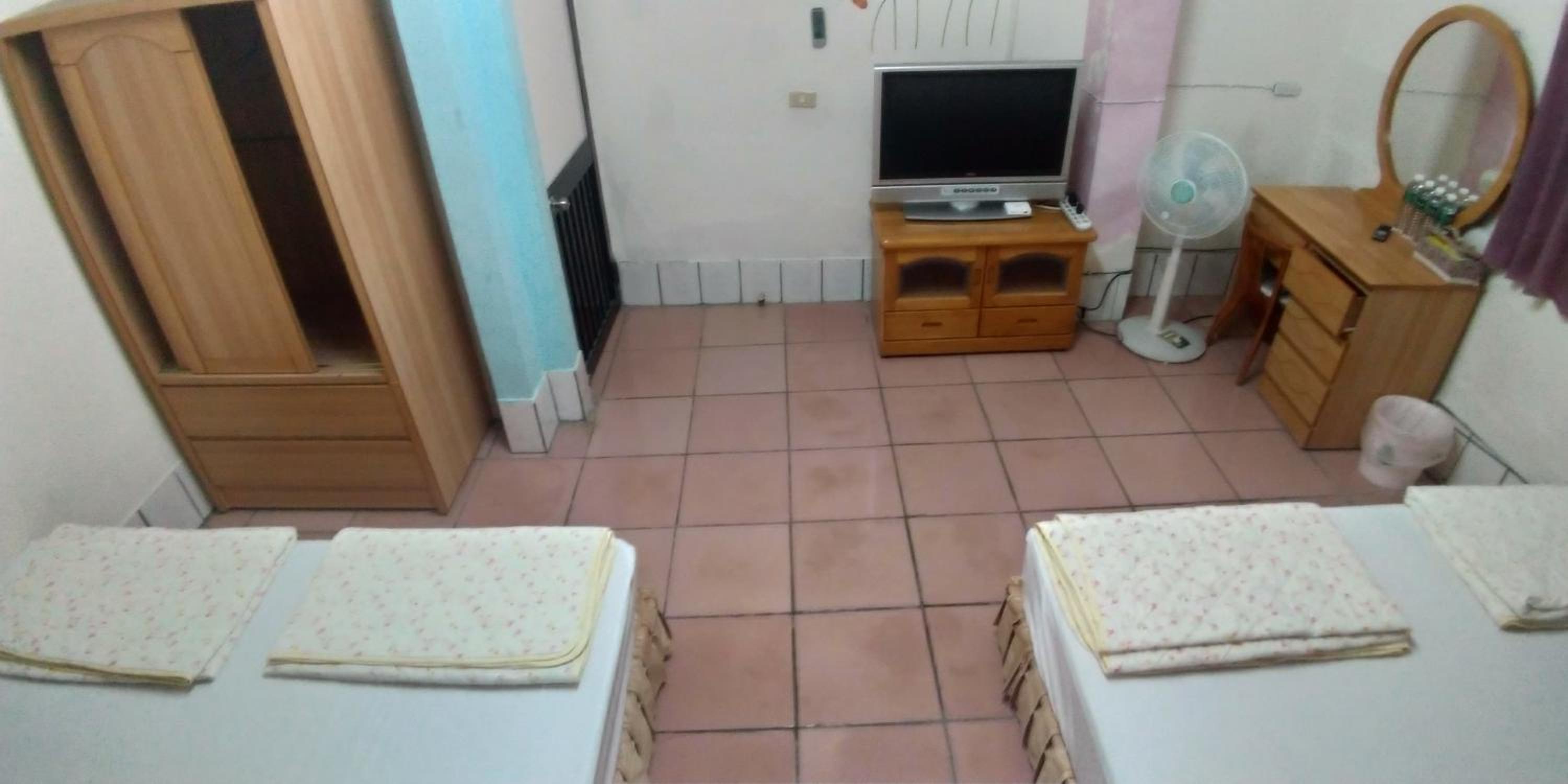 Economy Quadruple Room with Shared Bathroom photo 2