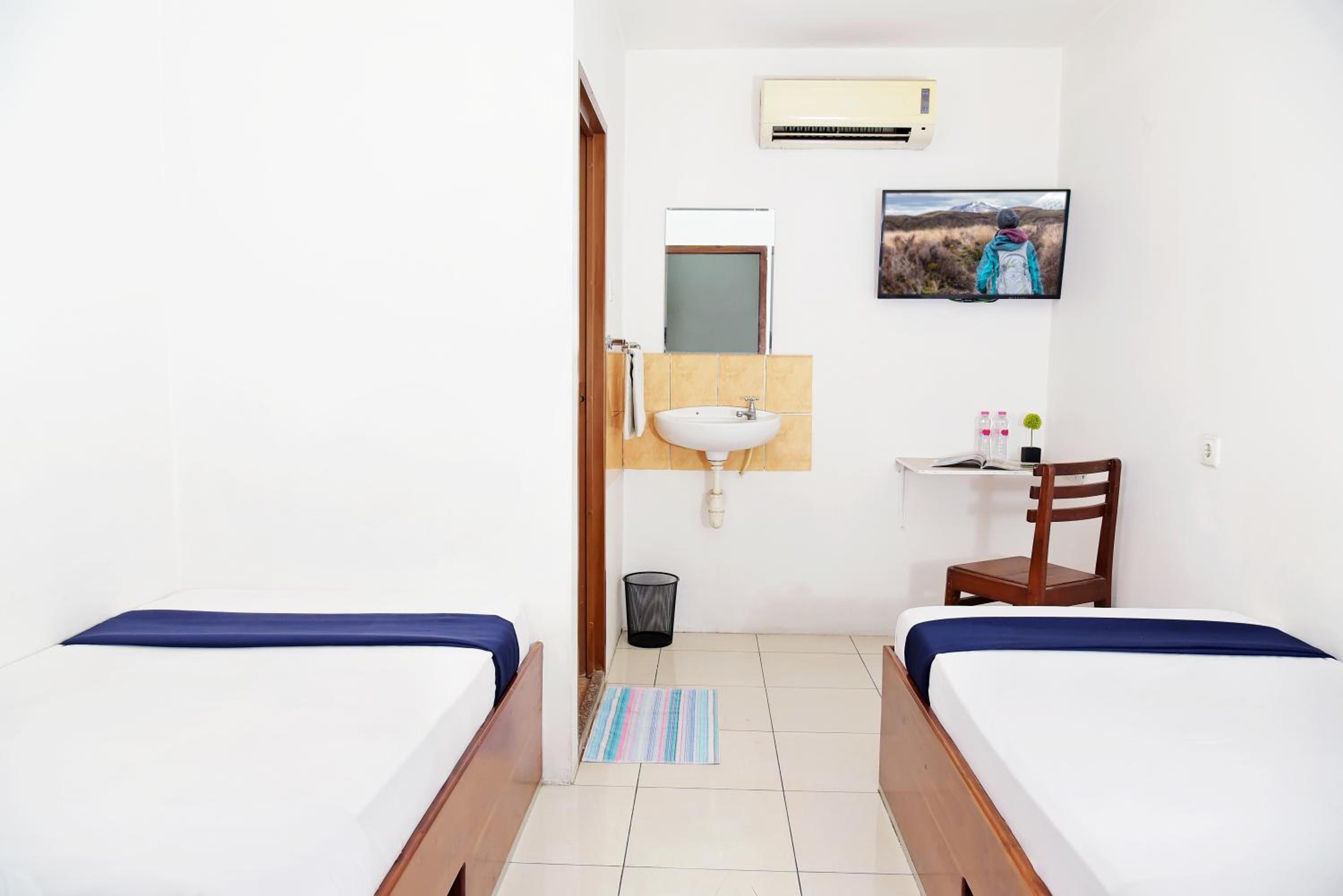 Standard Twin Room - Photo 2