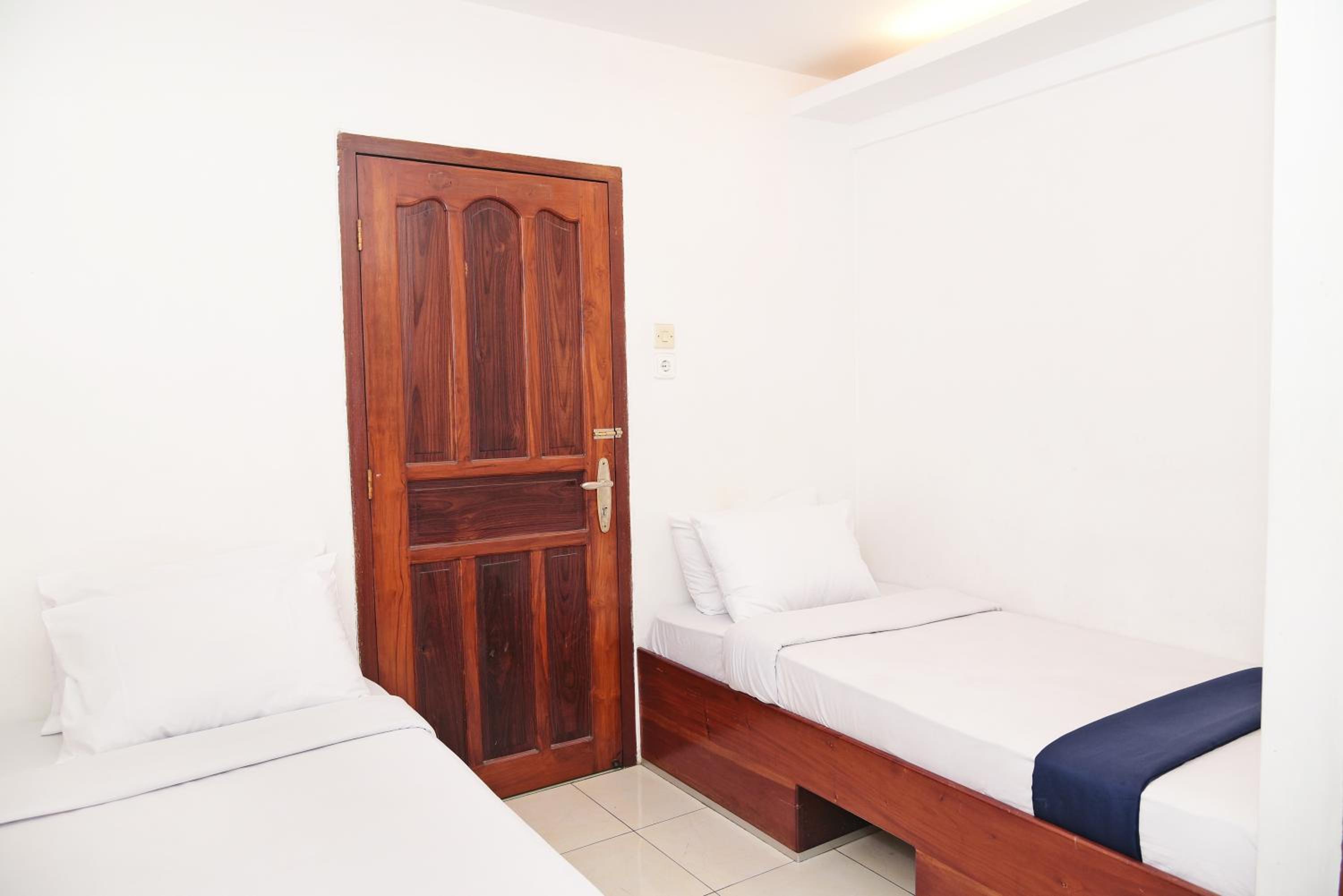 Standard Twin Room - Photo 4