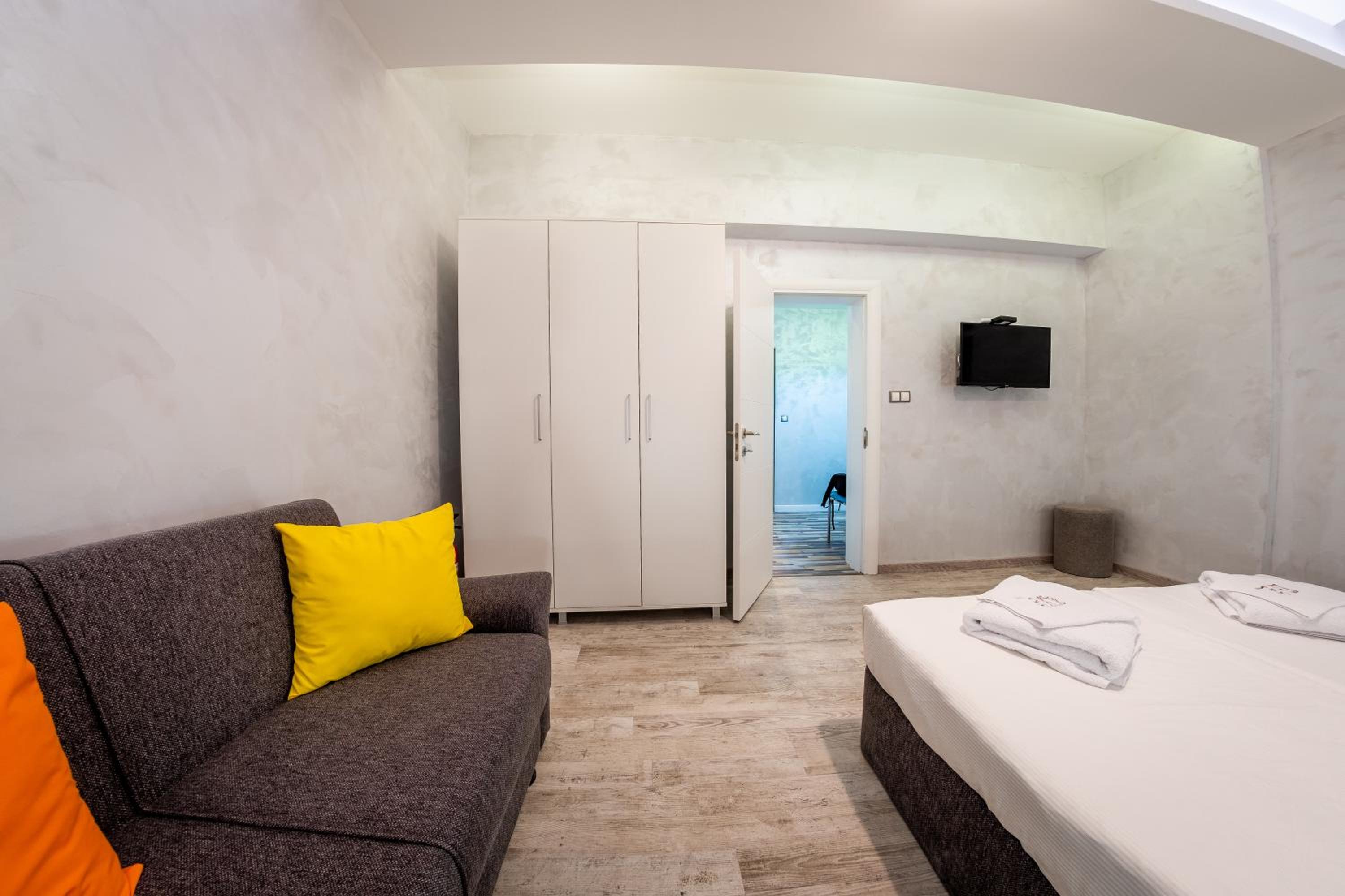 One-Bedroom Apartment - No Window - Photo 22