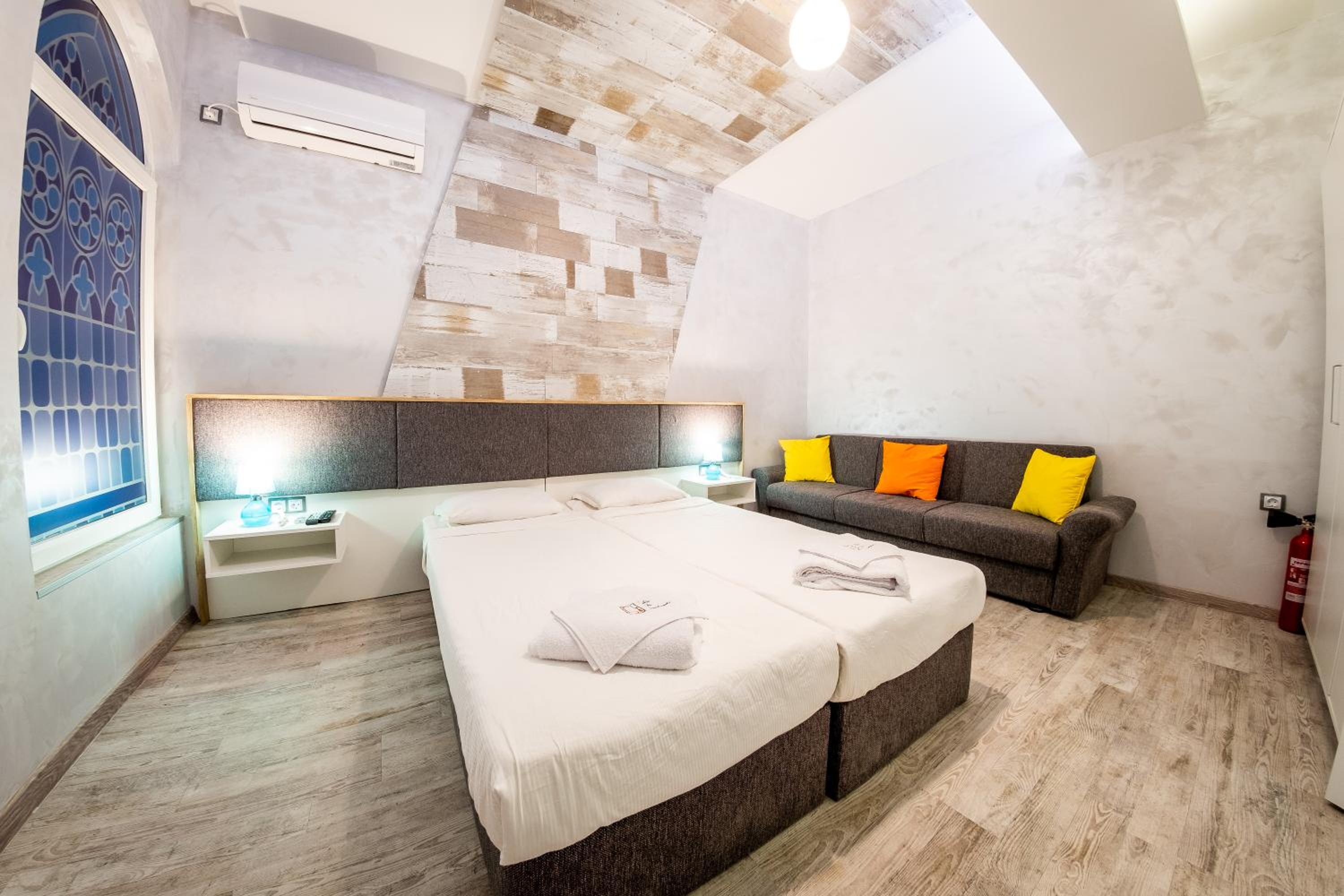 One-Bedroom Apartment - No Window - Photo 24