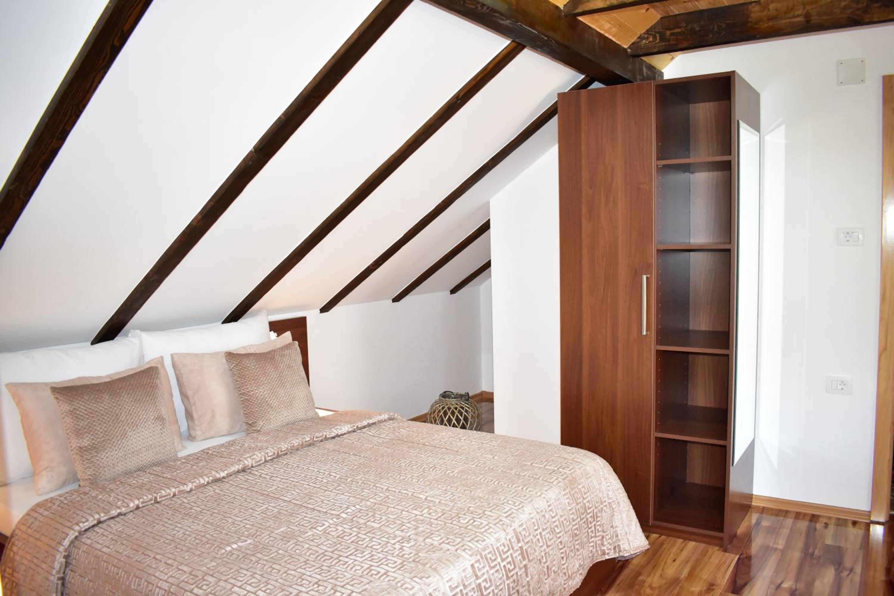 Apartment with Mountain View - Photo 3