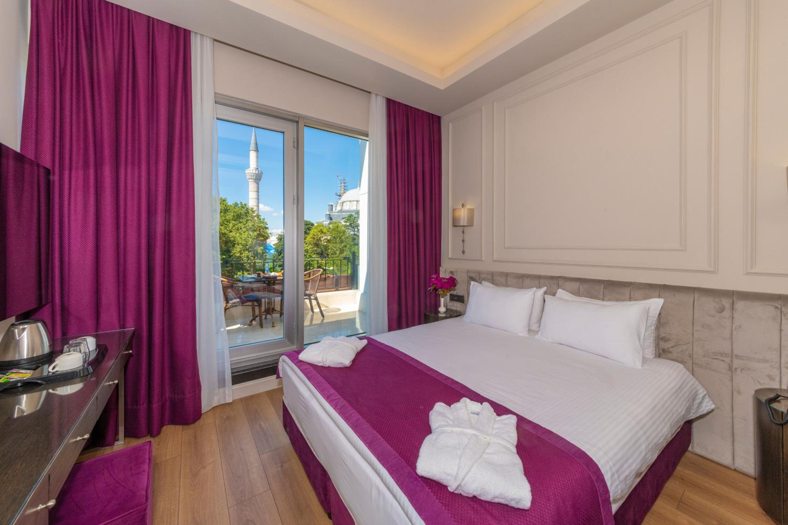 Comfort Room with Balcony and City View photo 1
