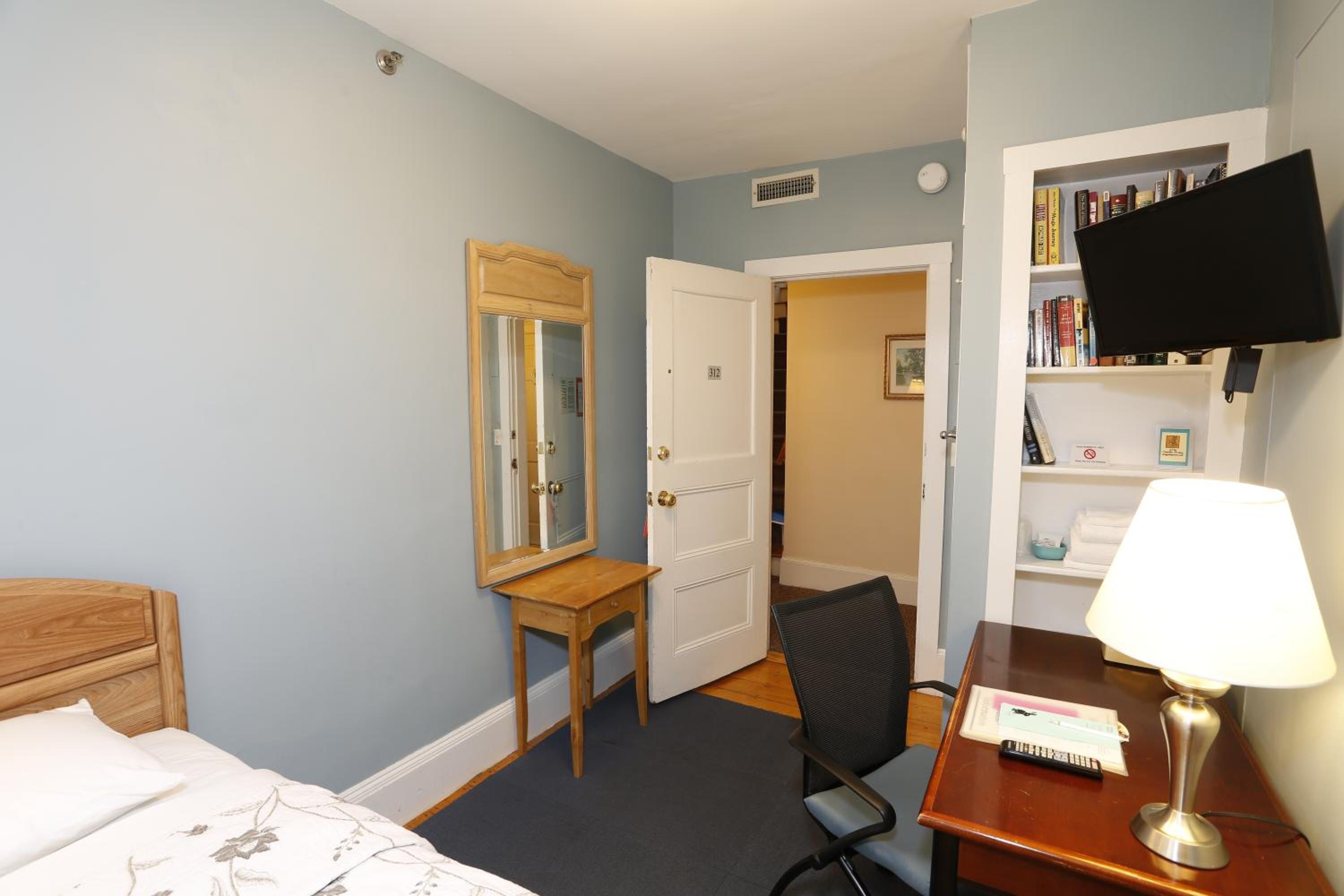 Single Room with Shared Bathroom photo 3