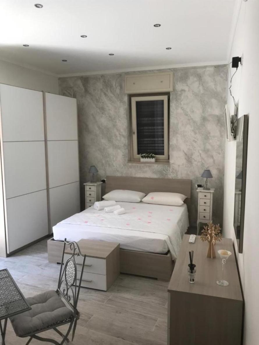 One-Bedroom Apartment - Photo 1