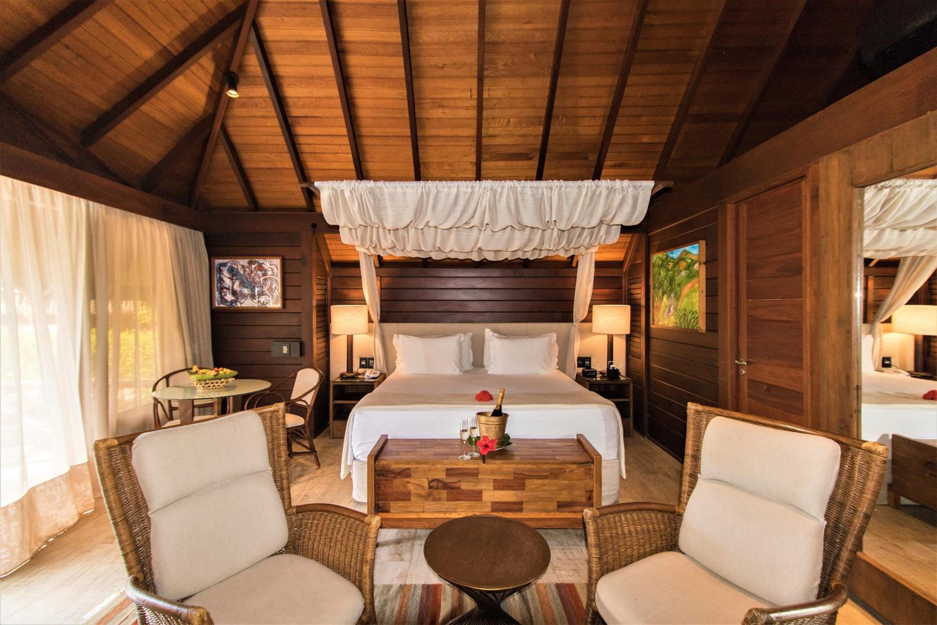 NANNAI Muro Alto — Seafront Bungalow