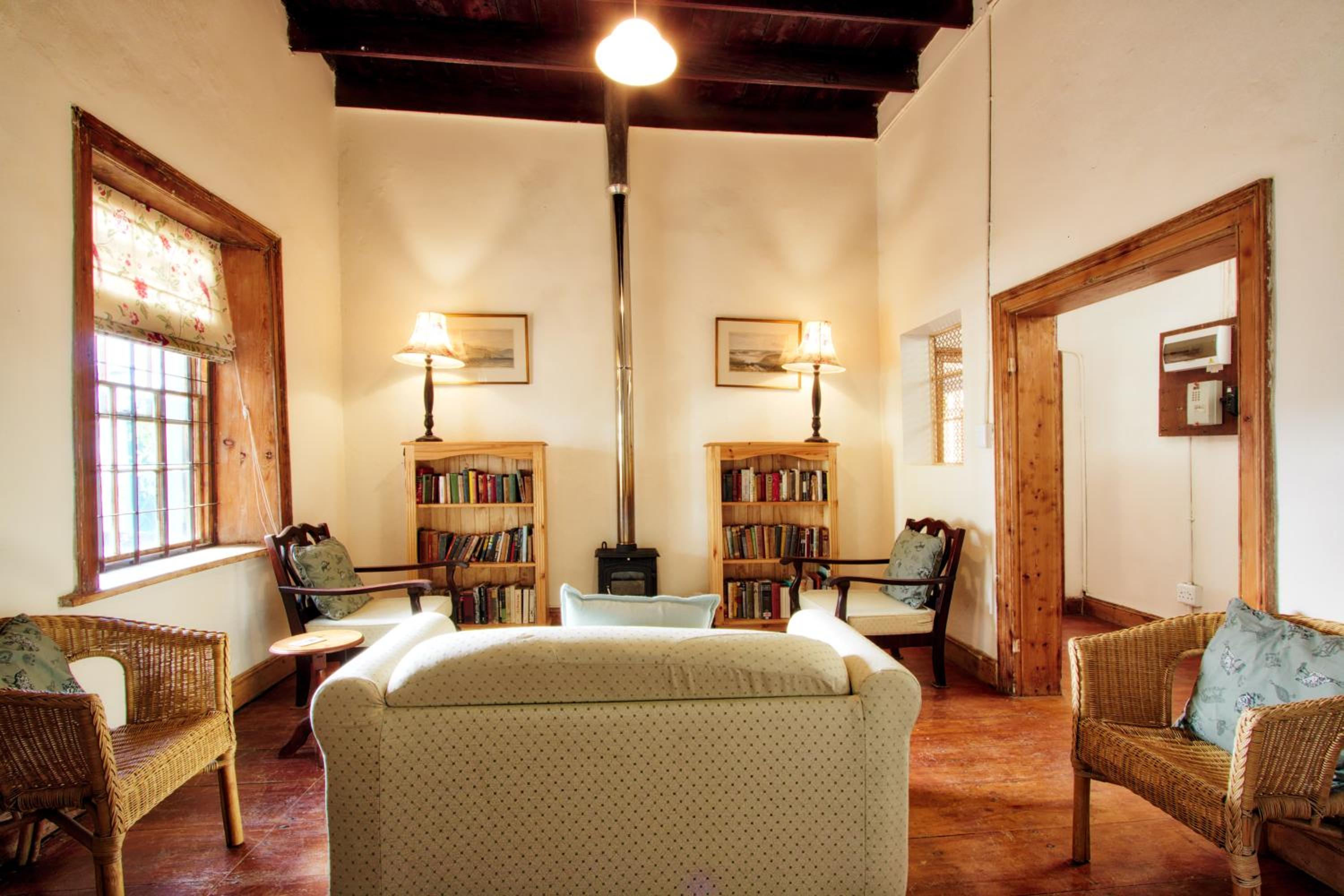Two-Bedroom House - Photo 2