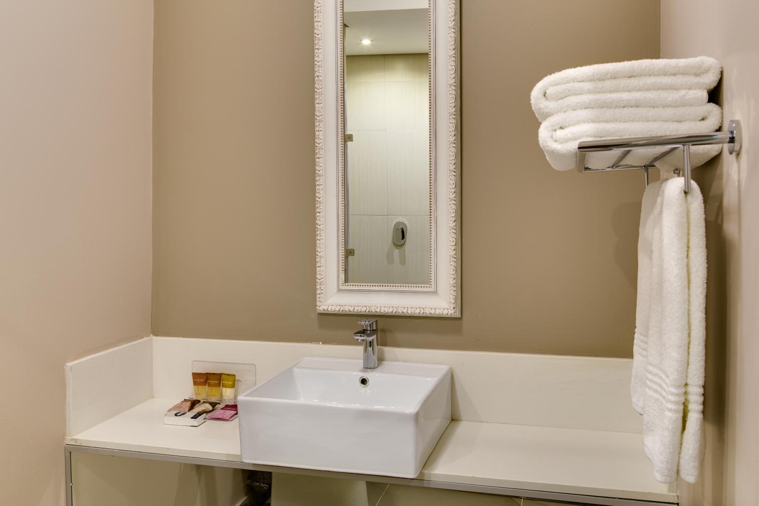 Deluxe Room - Photo 7
