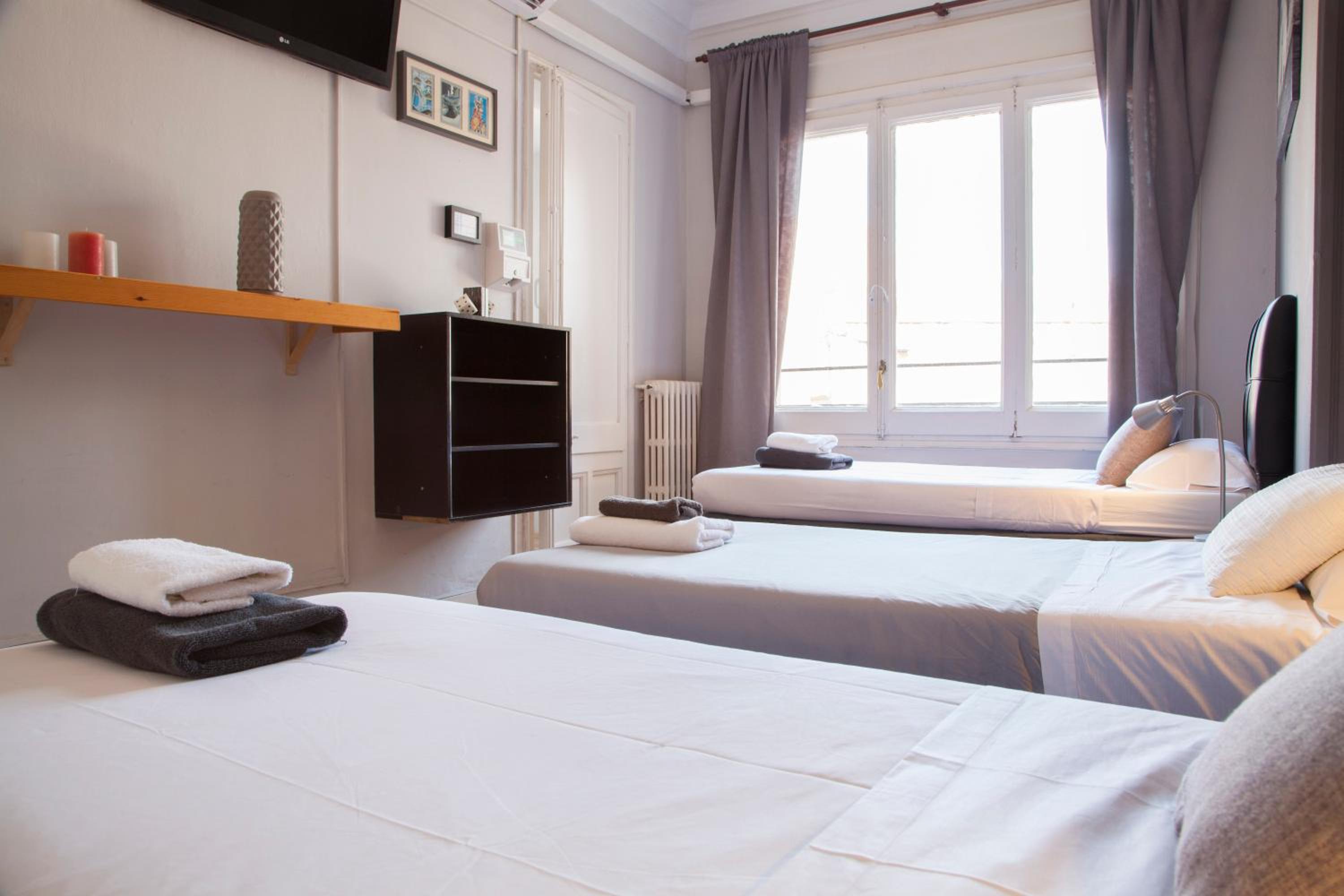 Triple Room with Private Bathroom - 3 single beds photo 2