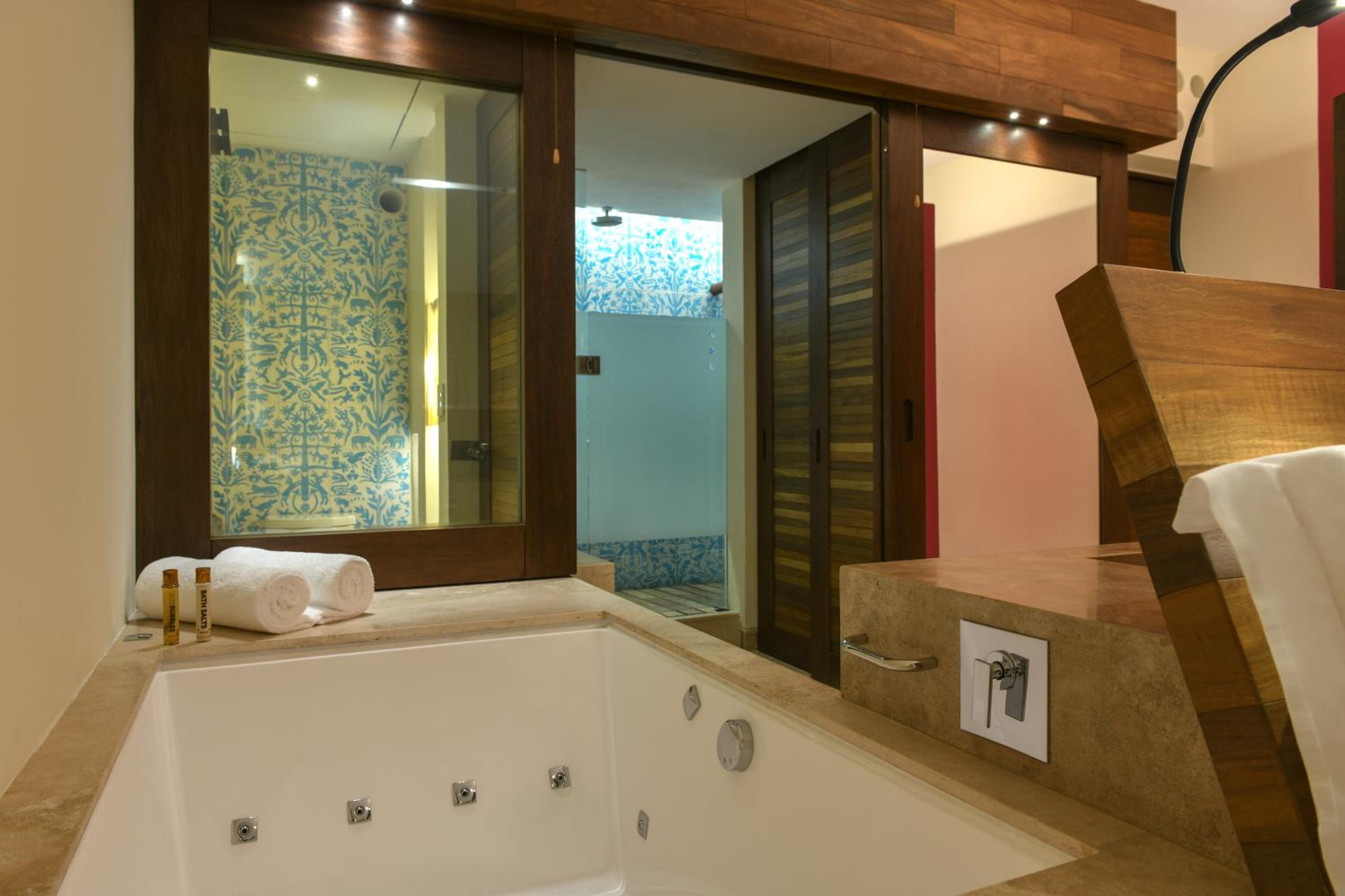 Quadruple Room thumbnail 6