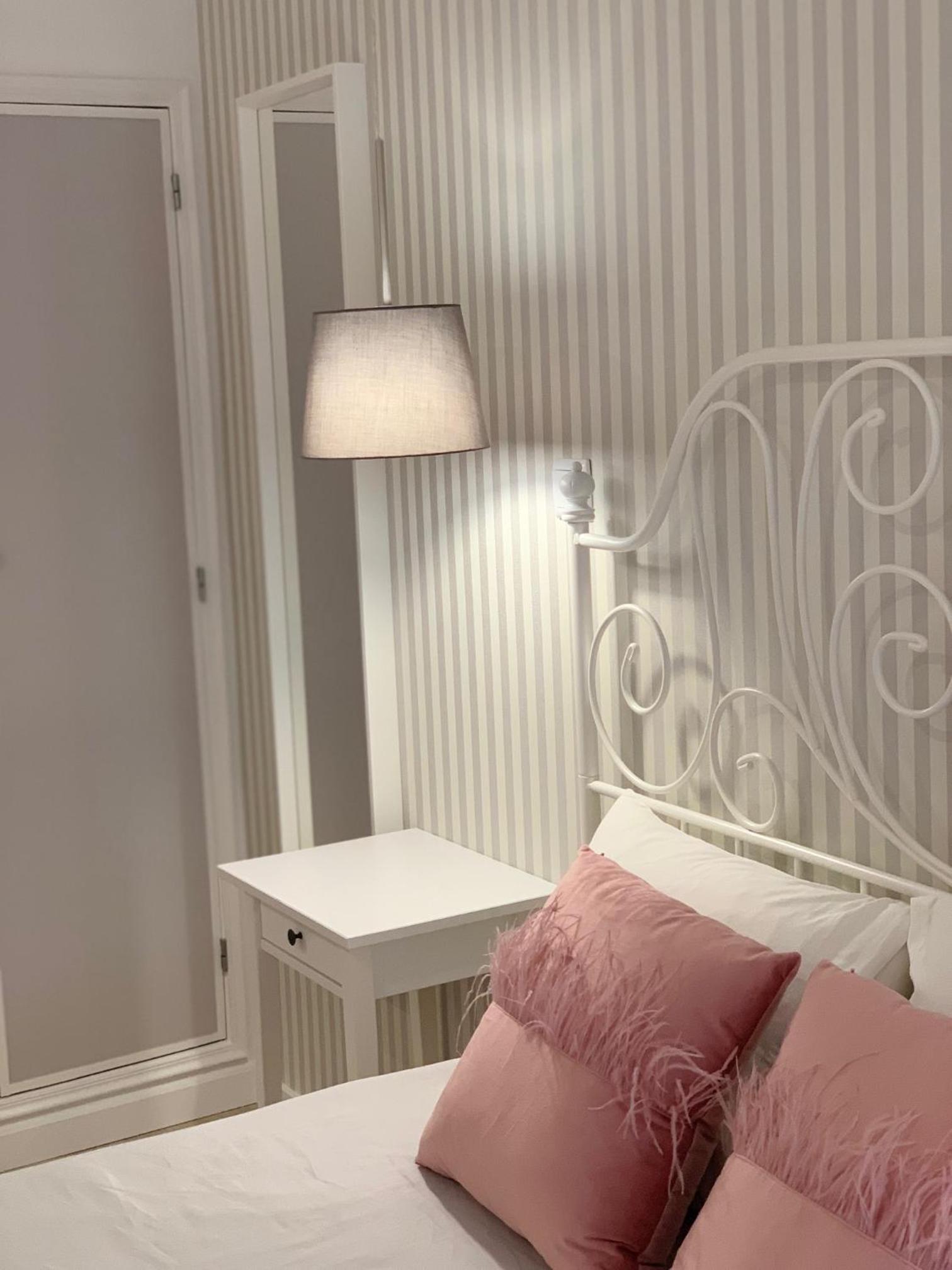 Superior One-Bedroom Apartment - Photo 2