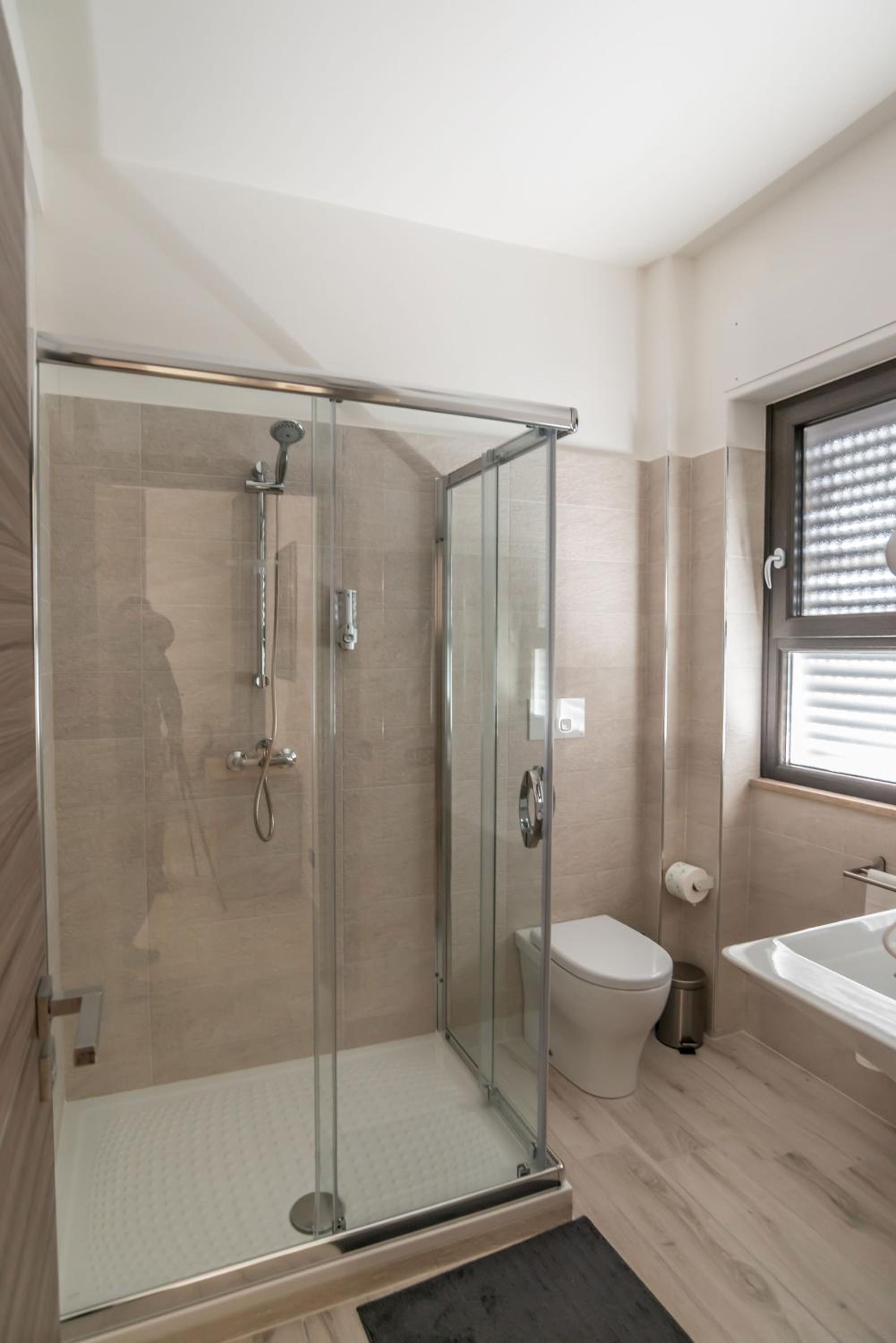Deluxe Double Room with Balcony - Photo 4