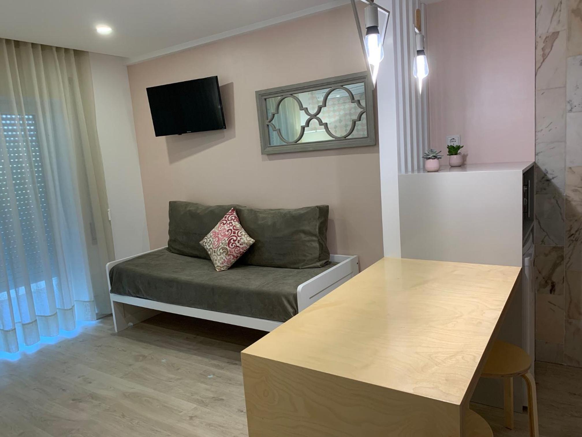 Superior One-Bedroom Apartment - Photo 11