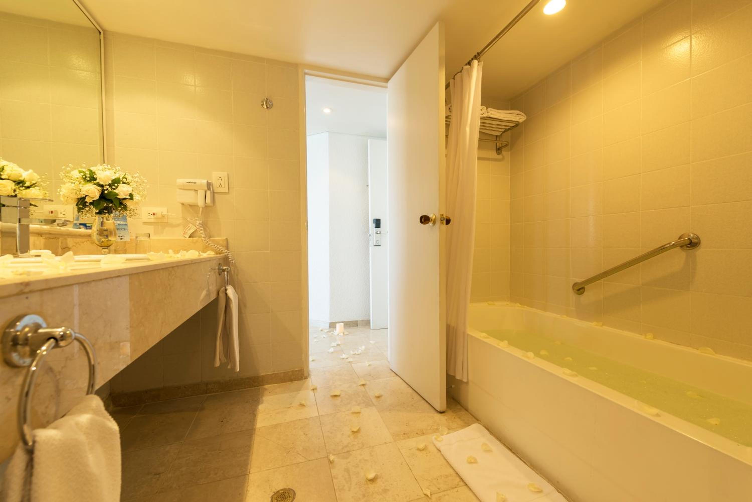 Superior Room with Sea View - Photo 4