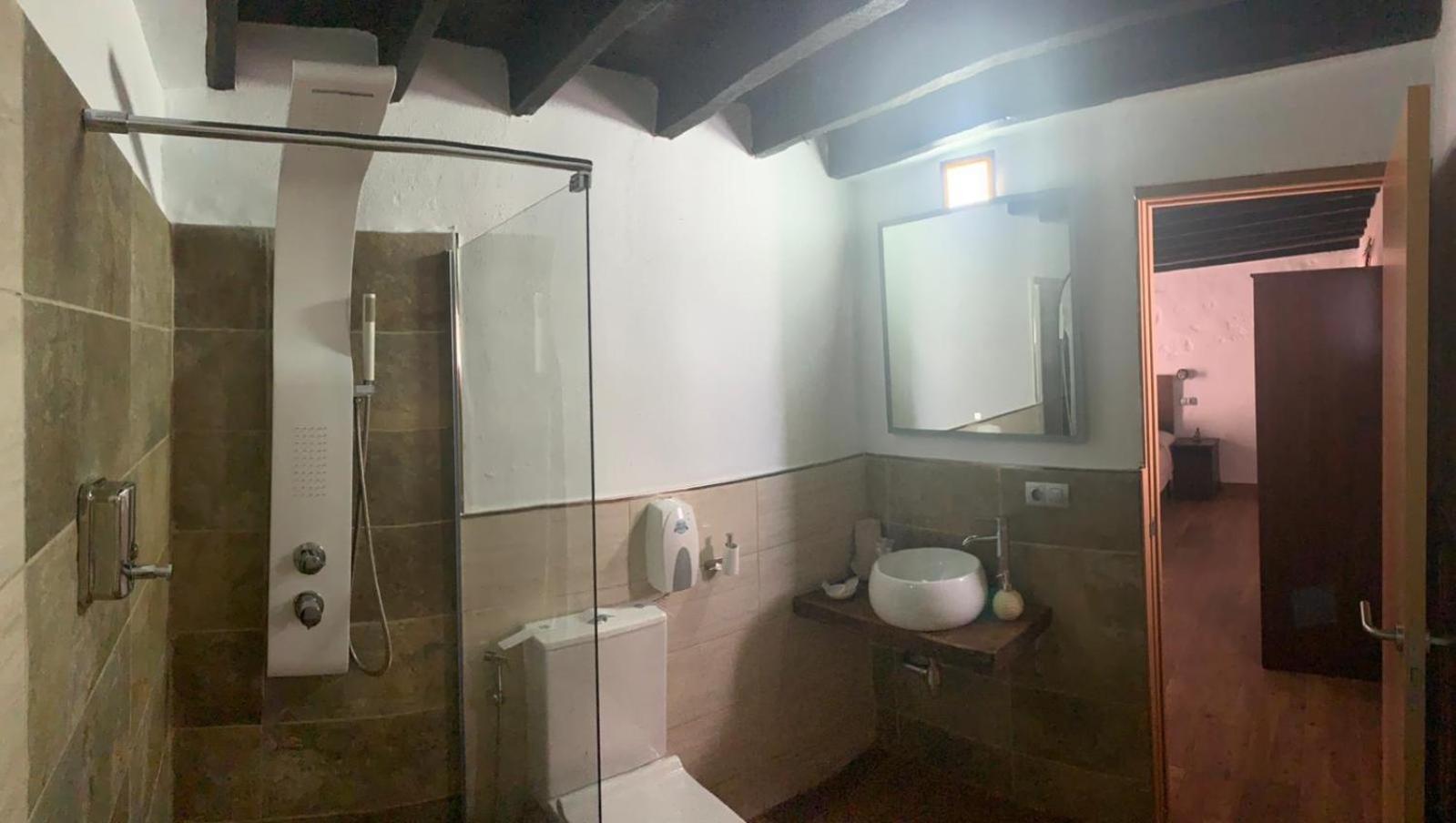 Double or Twin Room with Private Bathroom - Photo 8