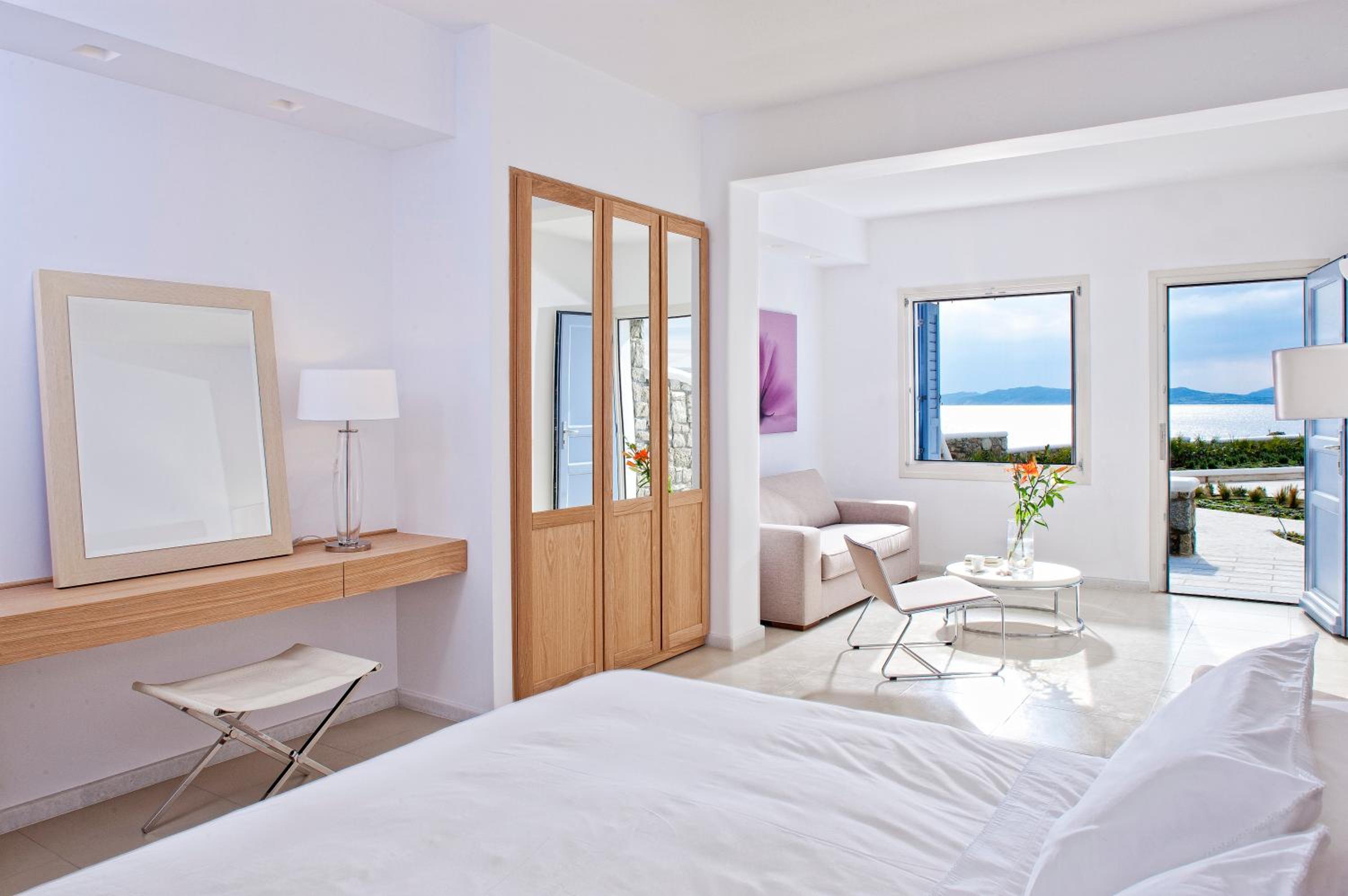 Superior Suite with Sea View - Photo 11